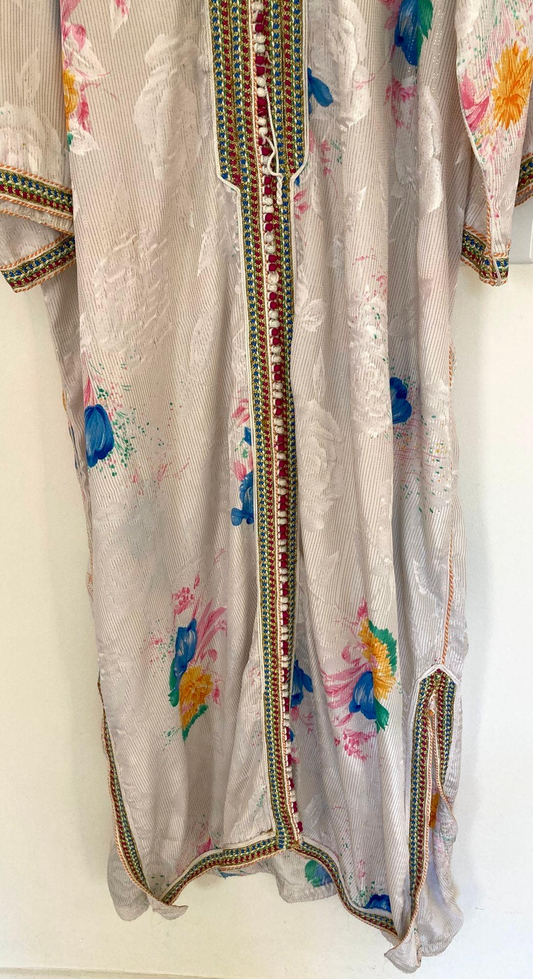 Marokkanischer Vintage-Kaftan in Weiß mit Blumenmuster, ca. 1970 (Stoff) im Angebot