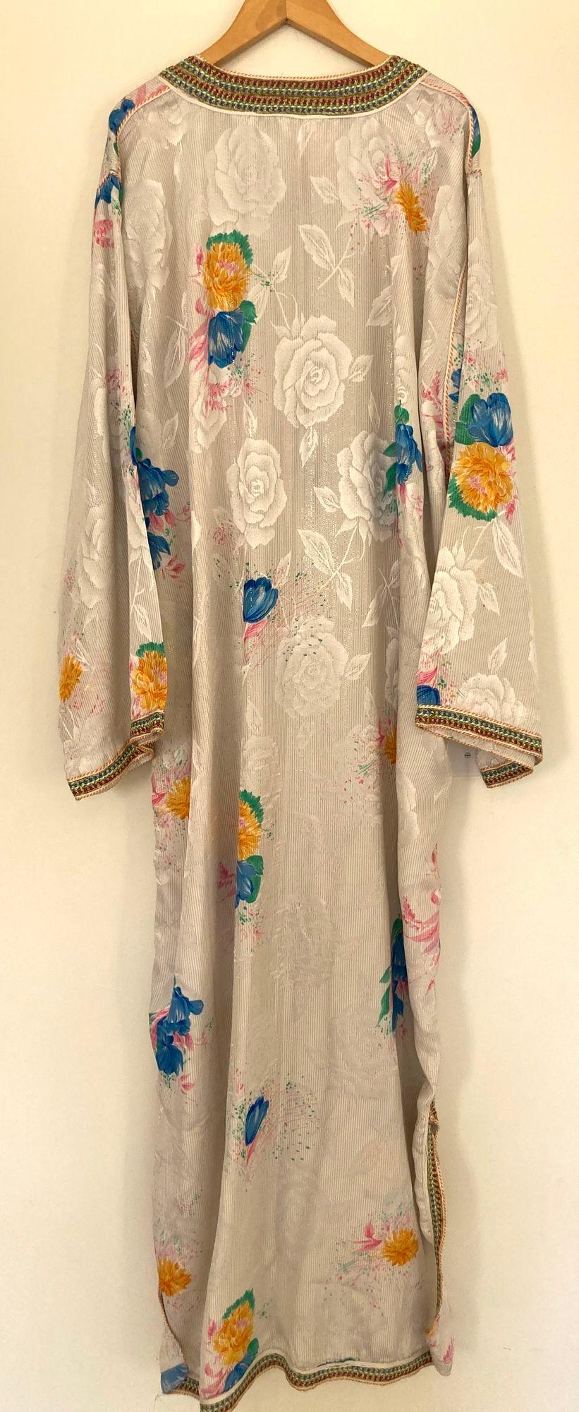 Marokkanischer Vintage-Kaftan in Weiß mit Blumenmuster, ca. 1970 im Angebot 1