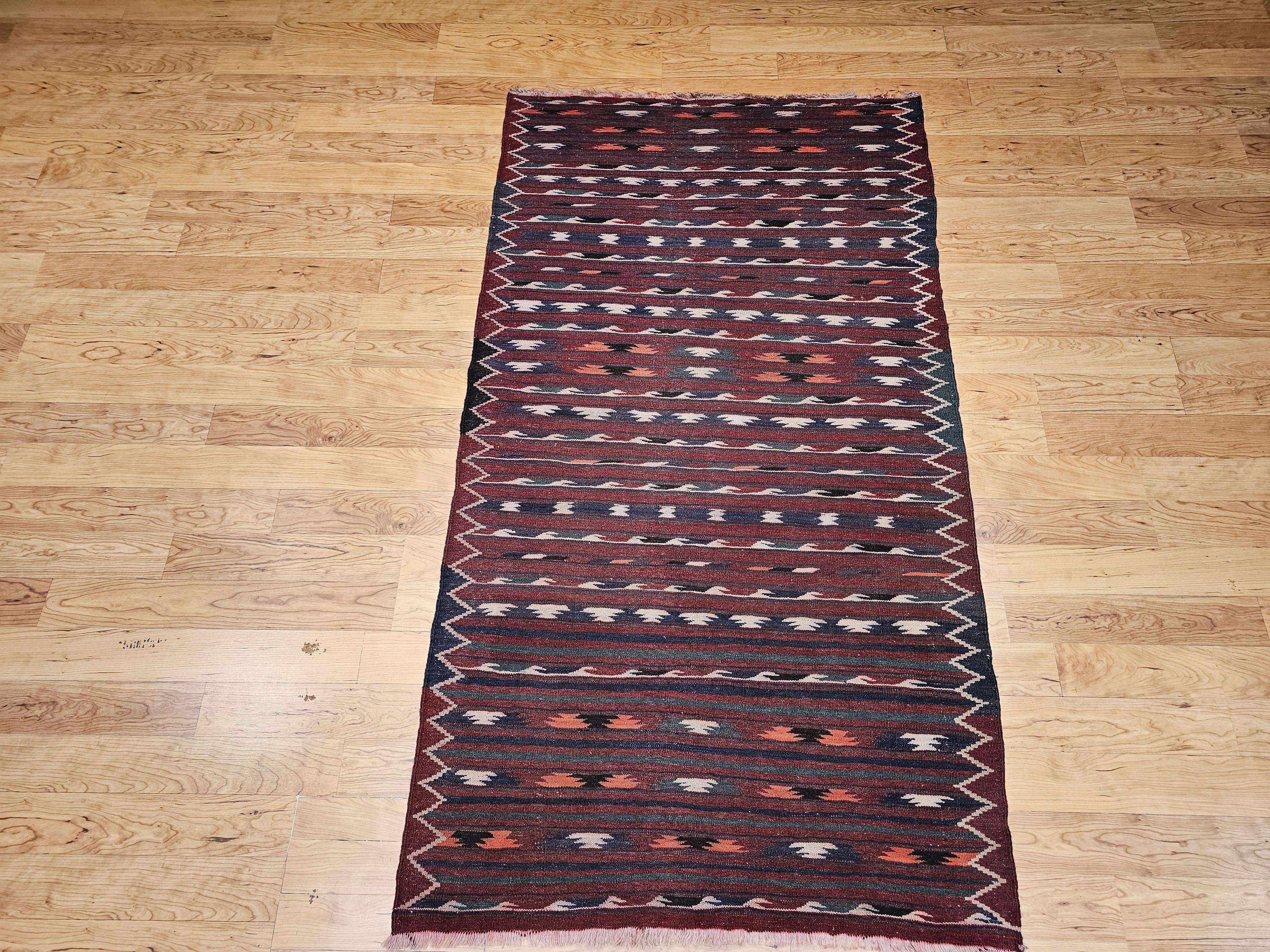 Rug & Kilim marocain vintage à rayures rouges, vertes, brunes et ivoires en vente 4