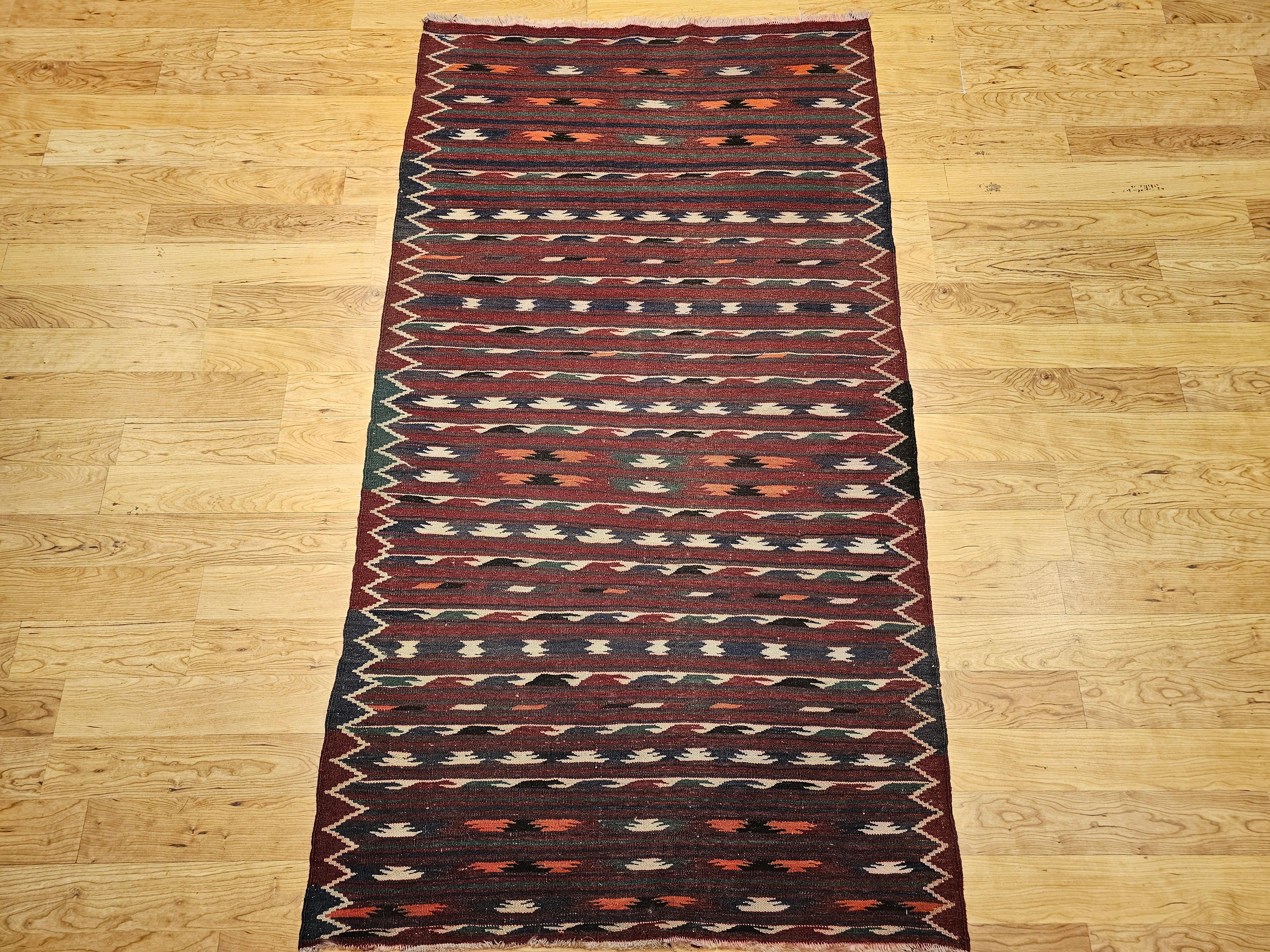Marocain Rug & Kilim marocain vintage à rayures rouges, vertes, brunes et ivoires en vente