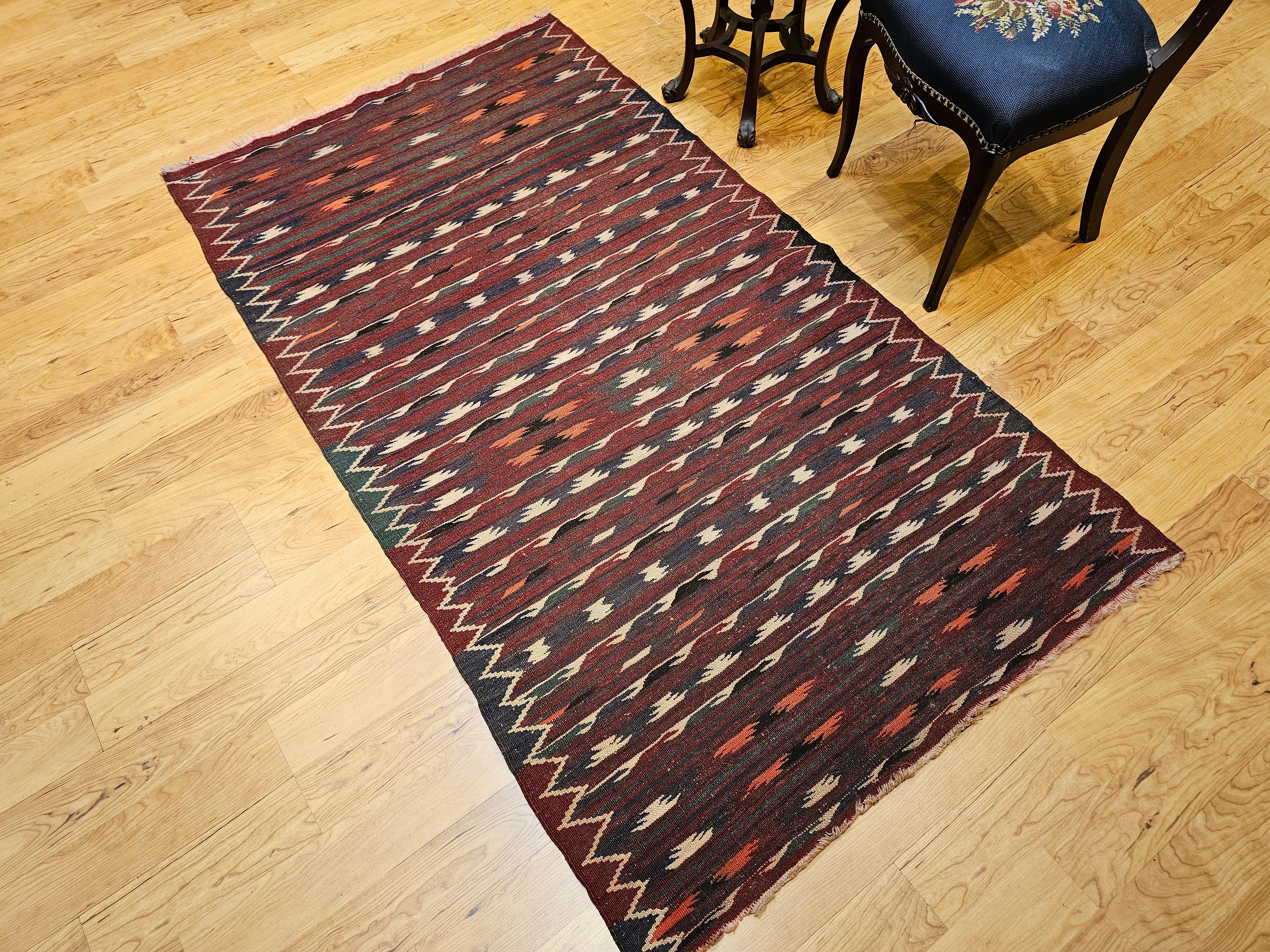 Tissé à la main Rug & Kilim marocain vintage à rayures rouges, vertes, brunes et ivoires en vente