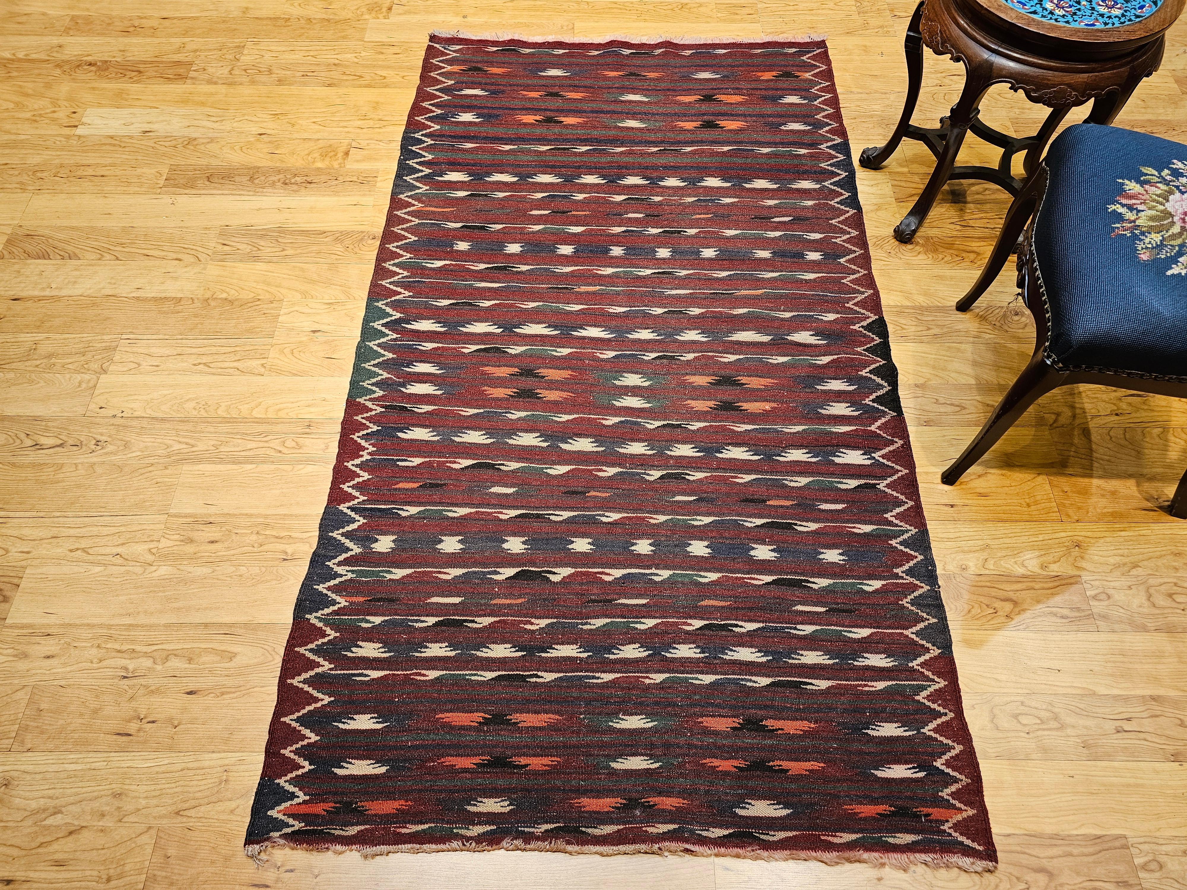 Rug & Kilim marocain vintage à rayures rouges, vertes, brunes et ivoires Bon état - En vente à Barrington, IL