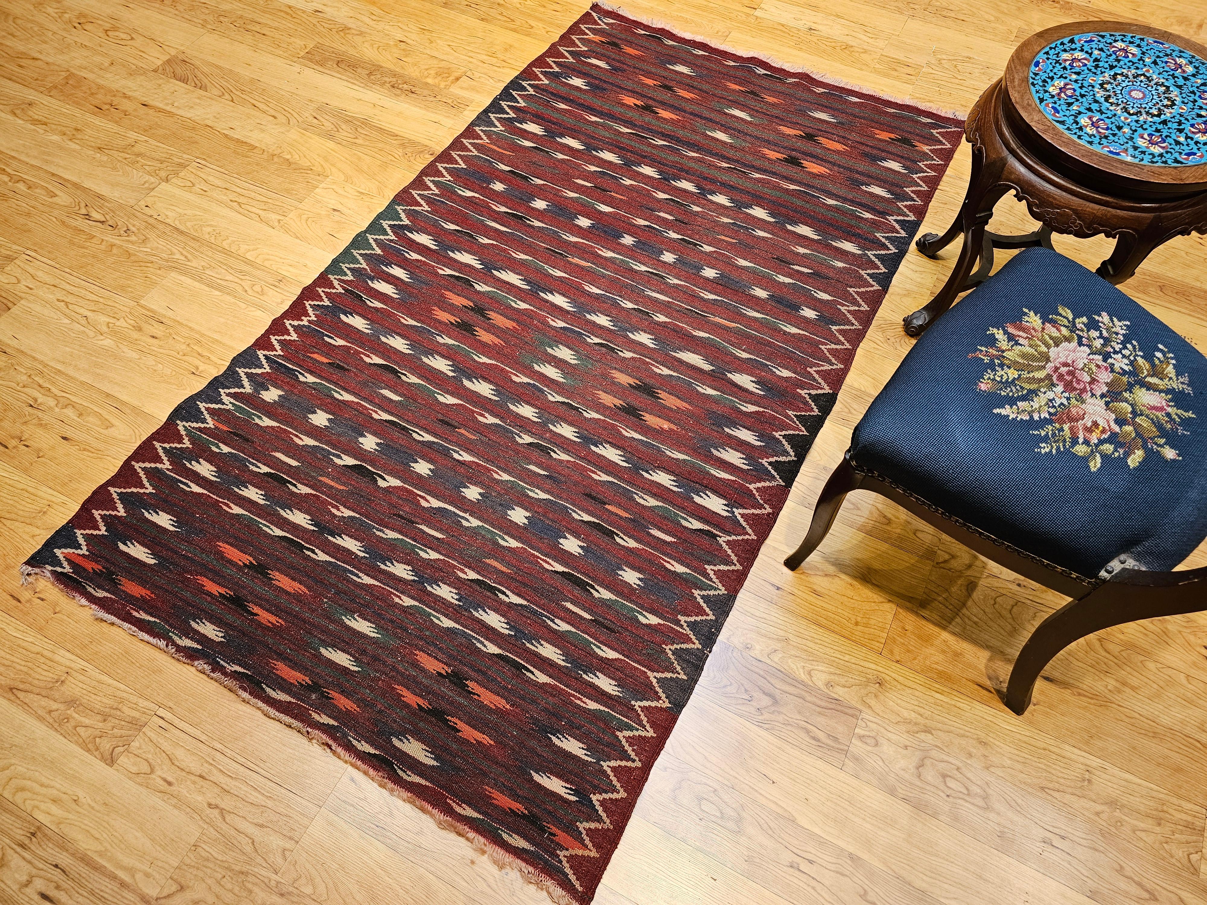 20ième siècle Rug & Kilim marocain vintage à rayures rouges, vertes, brunes et ivoires en vente