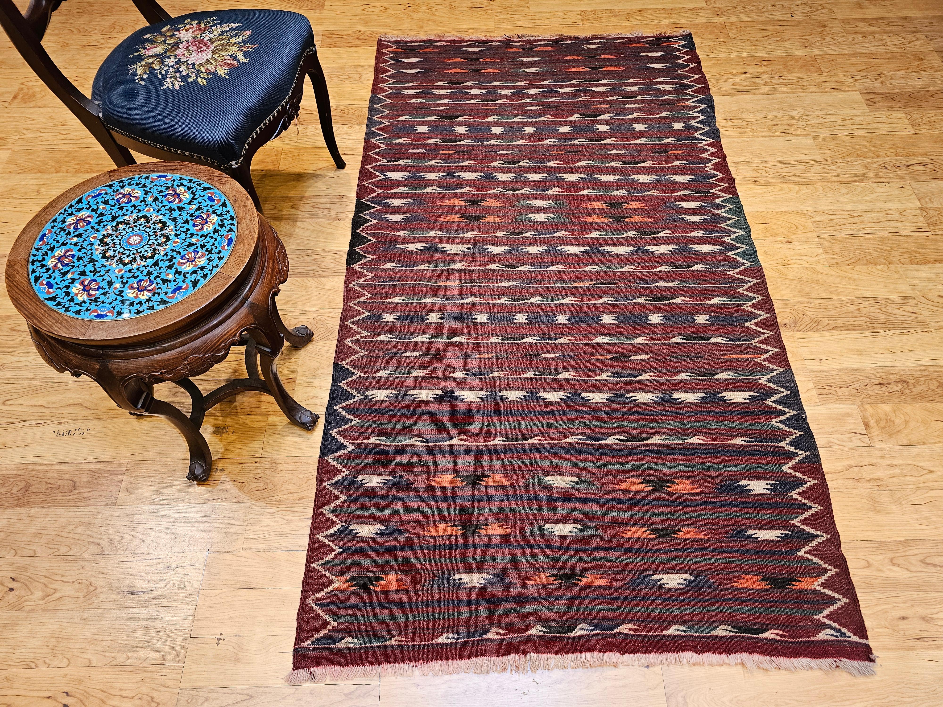 Rug & Kilim marocain vintage à rayures rouges, vertes, brunes et ivoires en vente 1