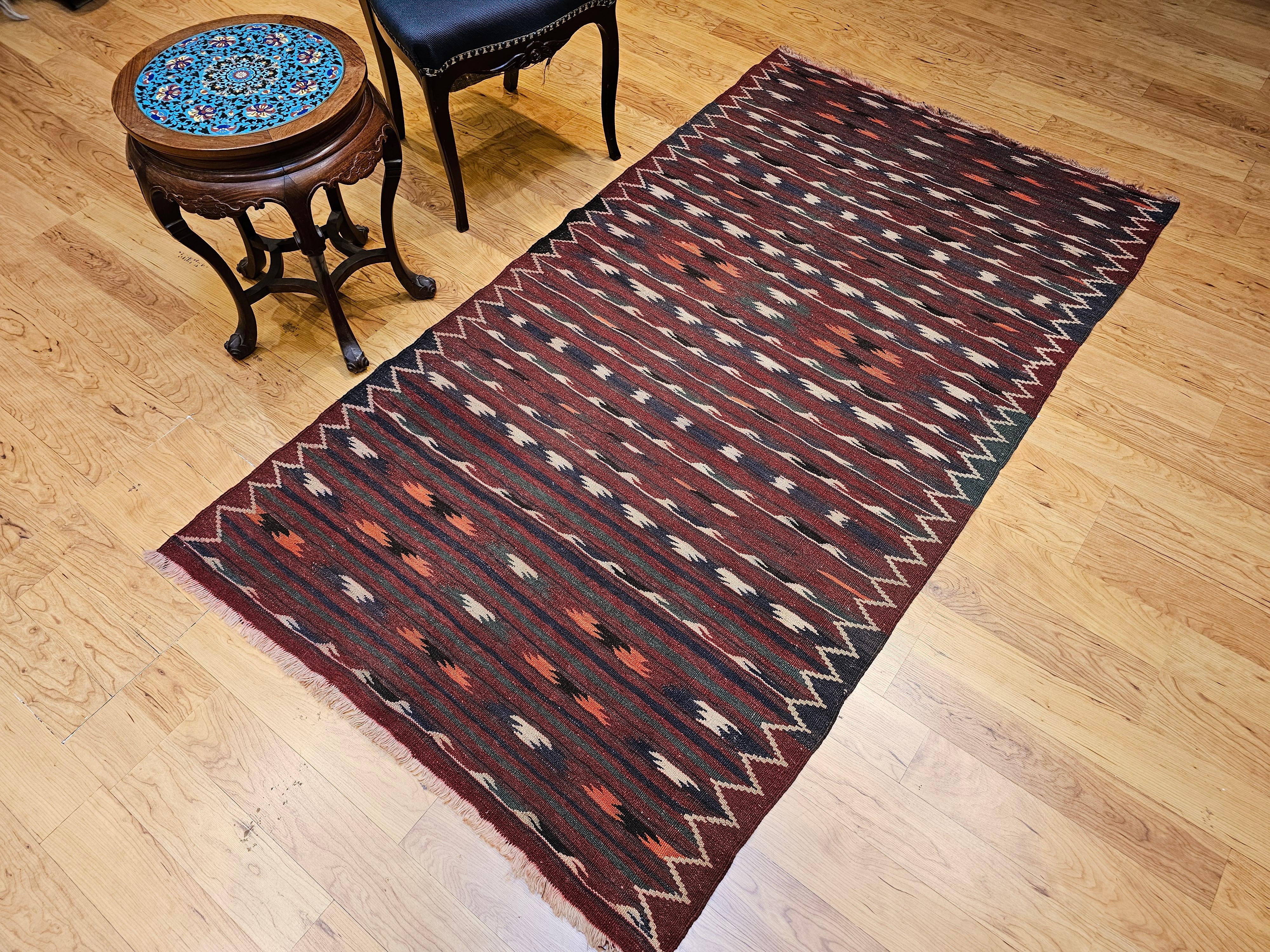 Rug & Kilim marocain vintage à rayures rouges, vertes, brunes et ivoires en vente 2