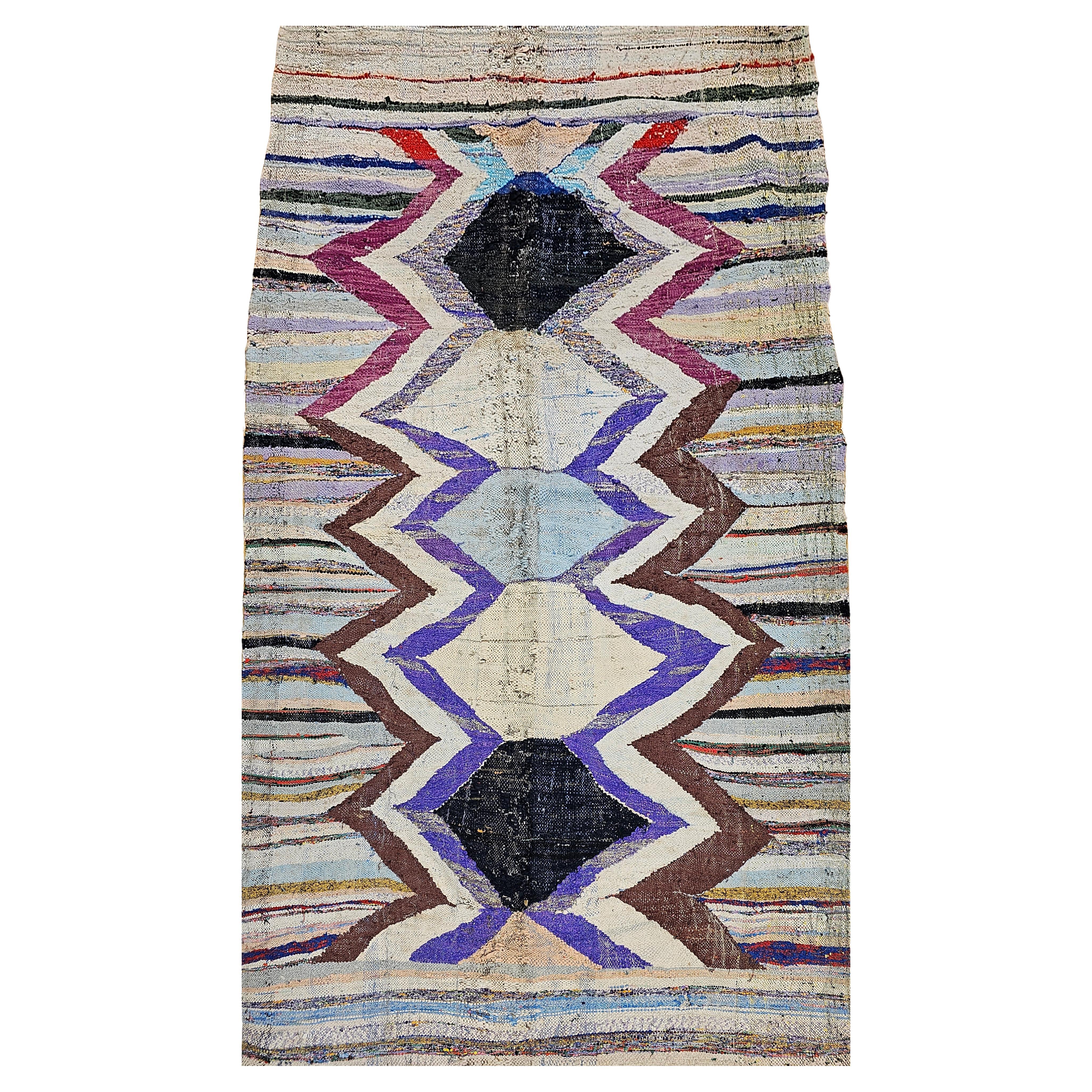 Marokkanischer Vintage-Kelim in großem geometrischem Muster in Lavendel, Elfenbein, Rot, Schwarz im Angebot