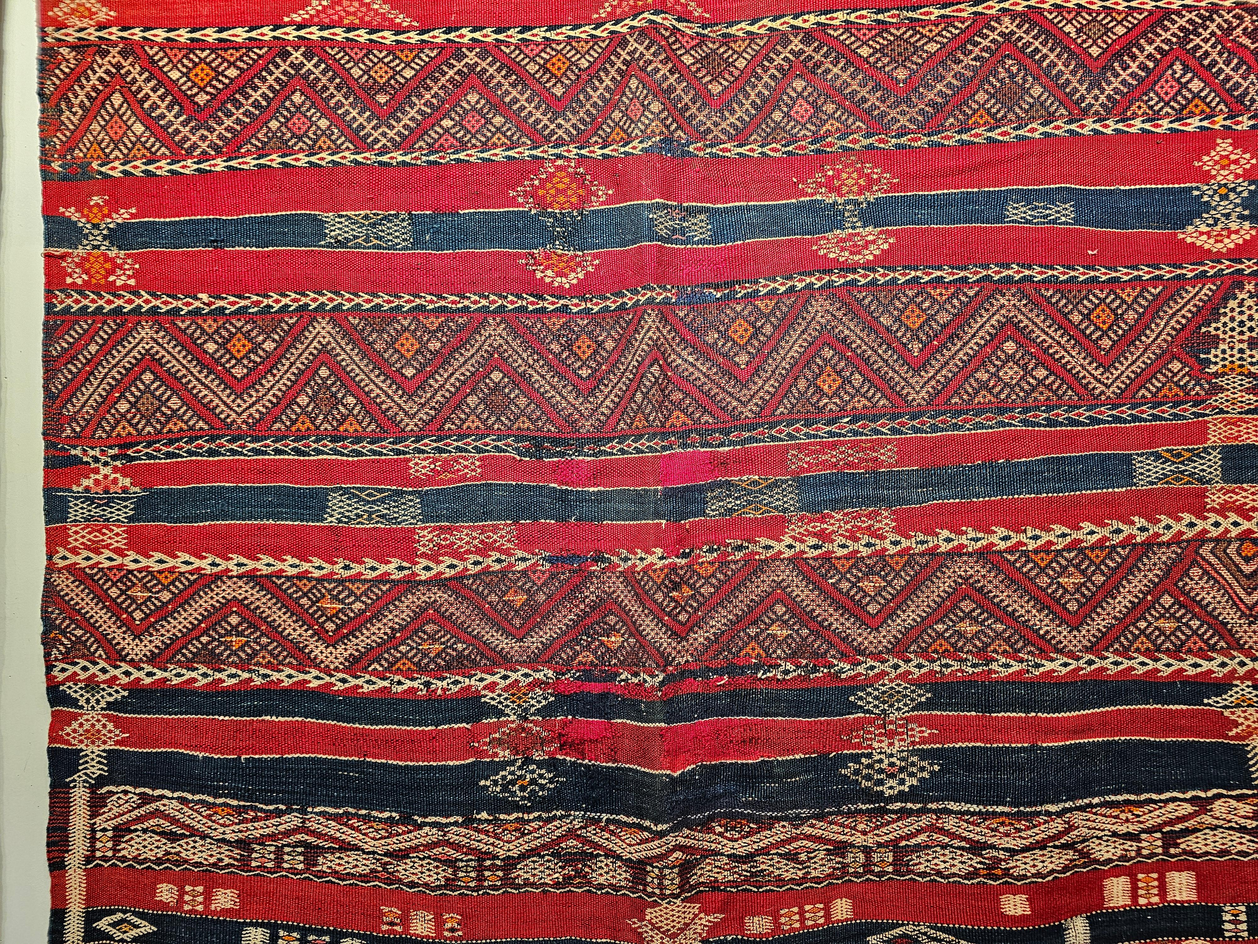 Kilim marroquí vintage de rayas rojas, azules francesas, marfil y naranja en venta 4
