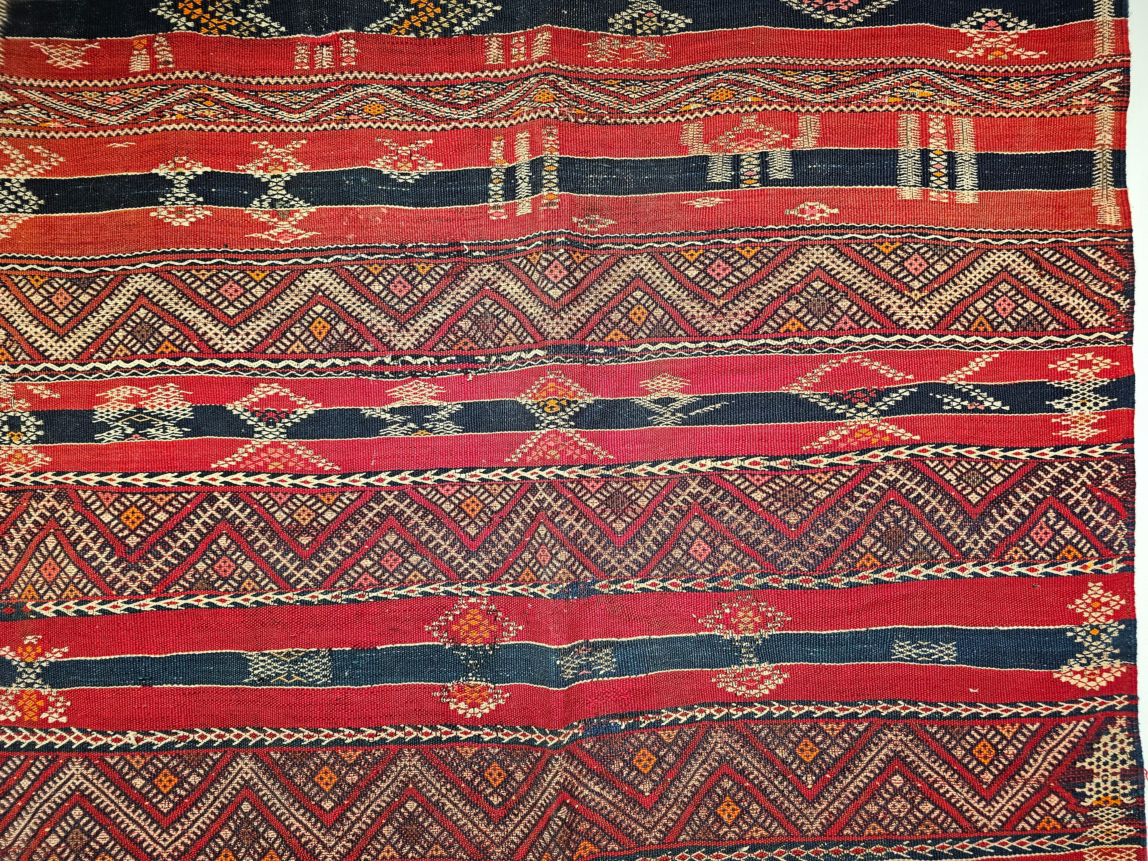 Kilim marroquí vintage de rayas rojas, azules francesas, marfil y naranja en venta 5