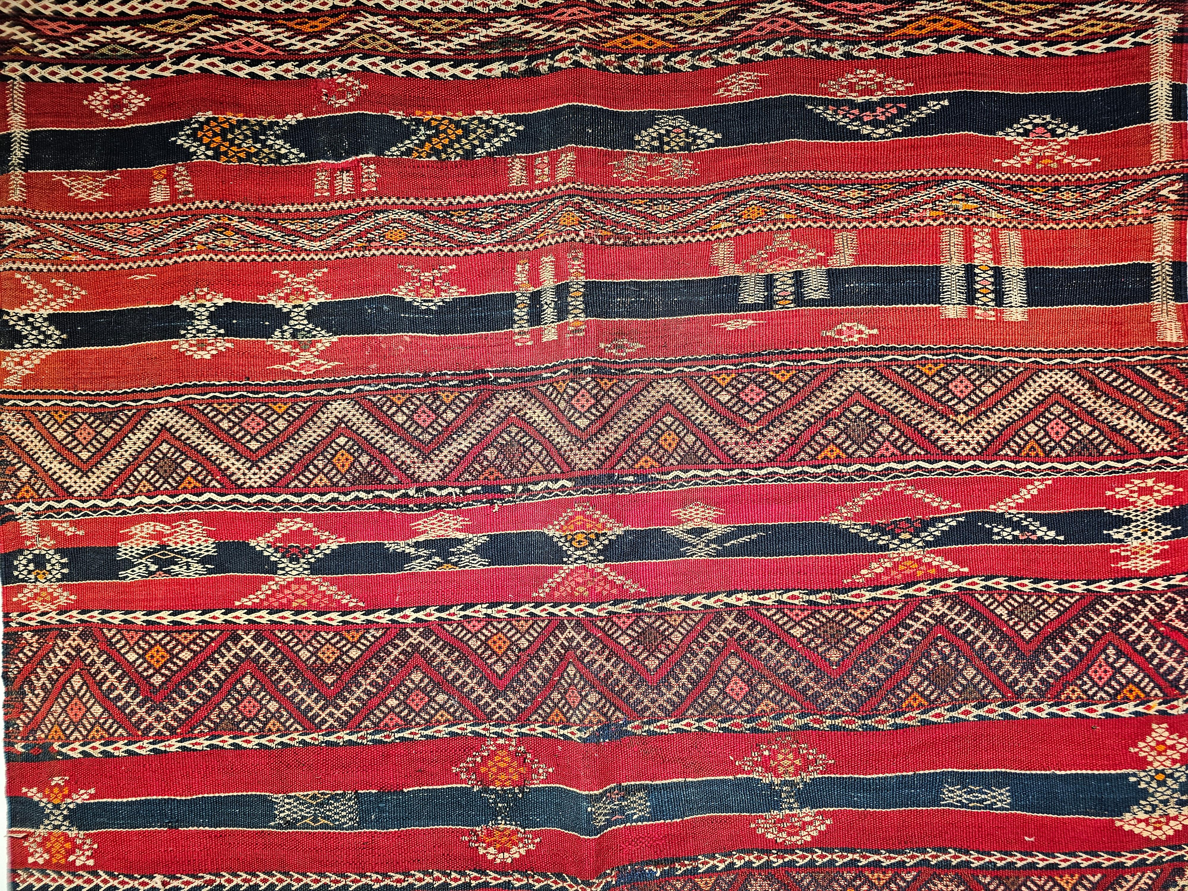 Kilim marroquí vintage de rayas rojas, azules francesas, marfil y naranja en venta 6