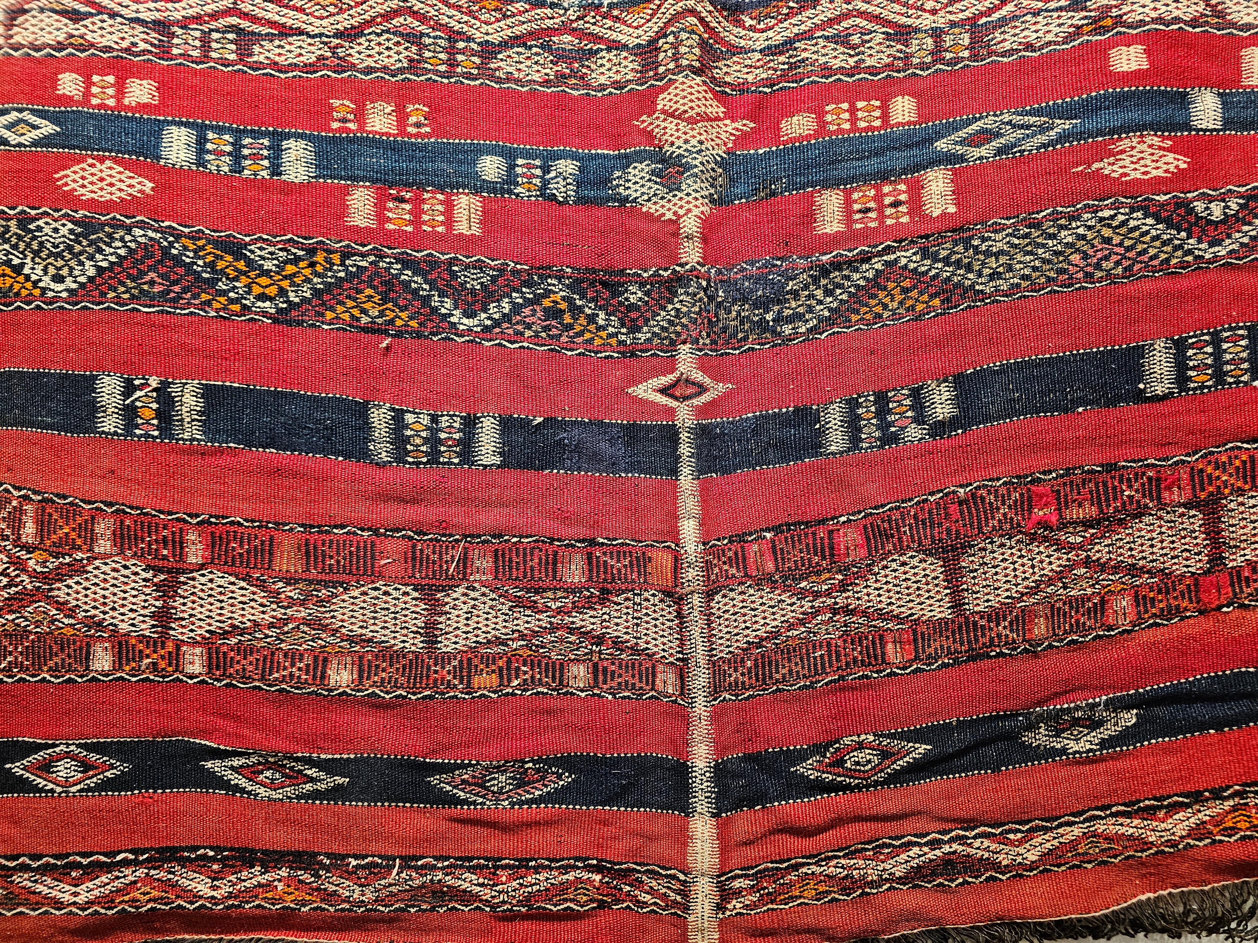 Kilim marroquí vintage de rayas rojas, azules francesas, marfil y naranja en venta 2