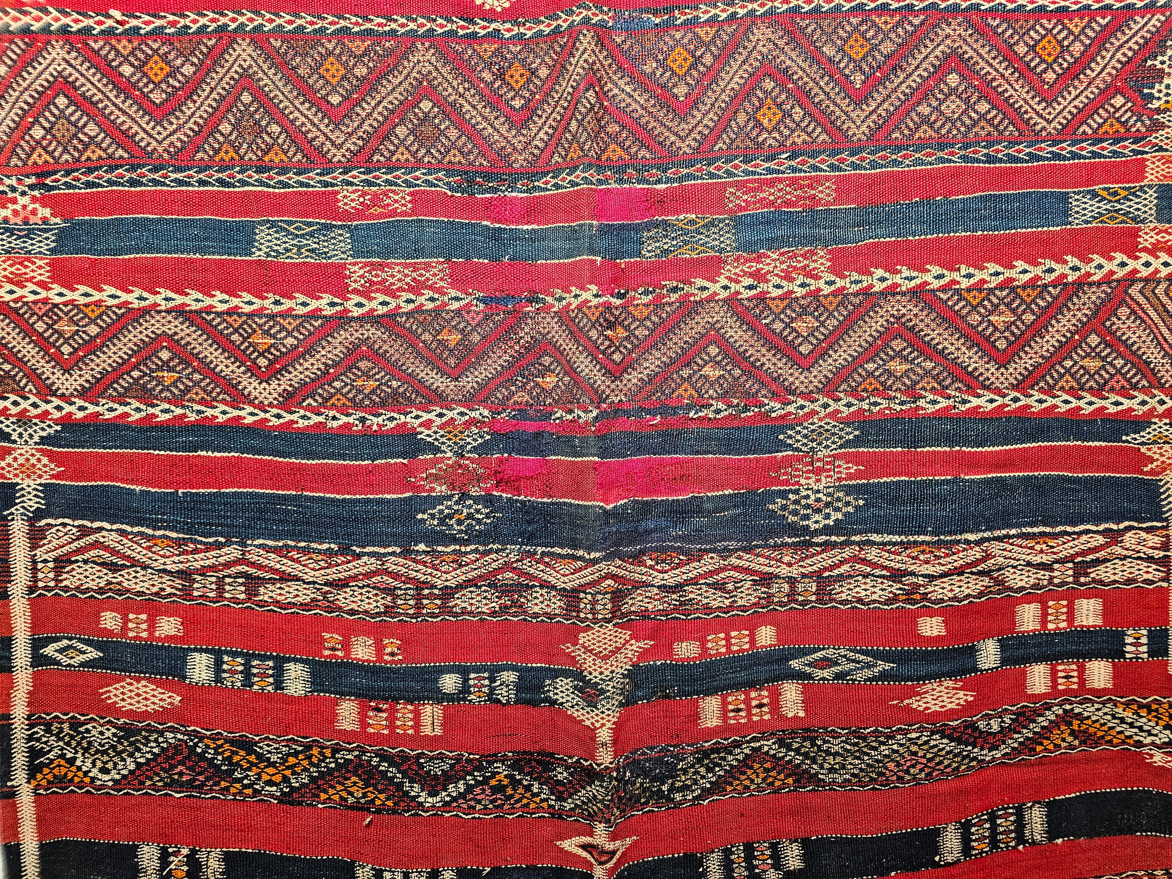 Kilim marroquí vintage de rayas rojas, azules francesas, marfil y naranja en venta 3