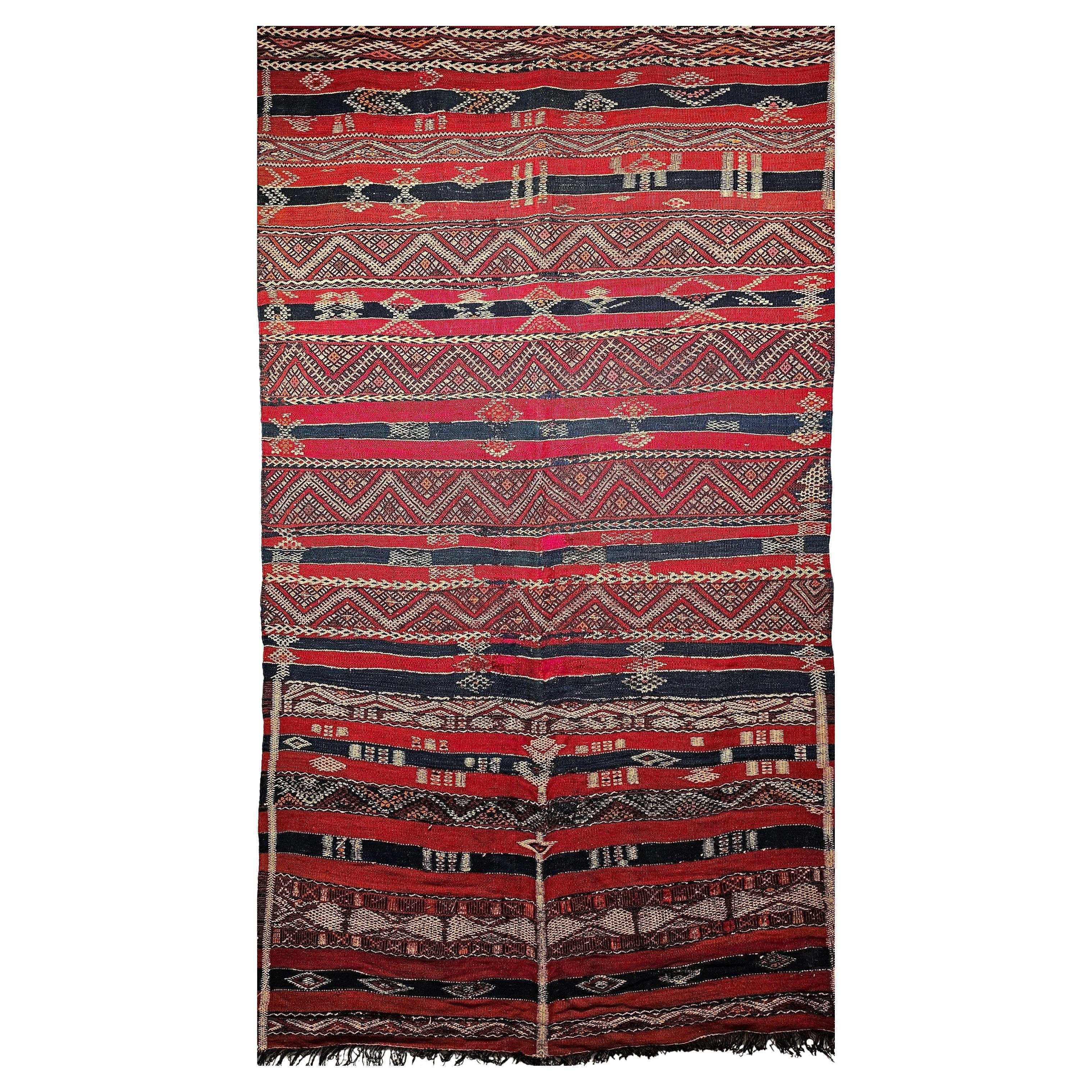 Kilim marroquí vintage de rayas rojas, azules francesas, marfil y naranja en venta