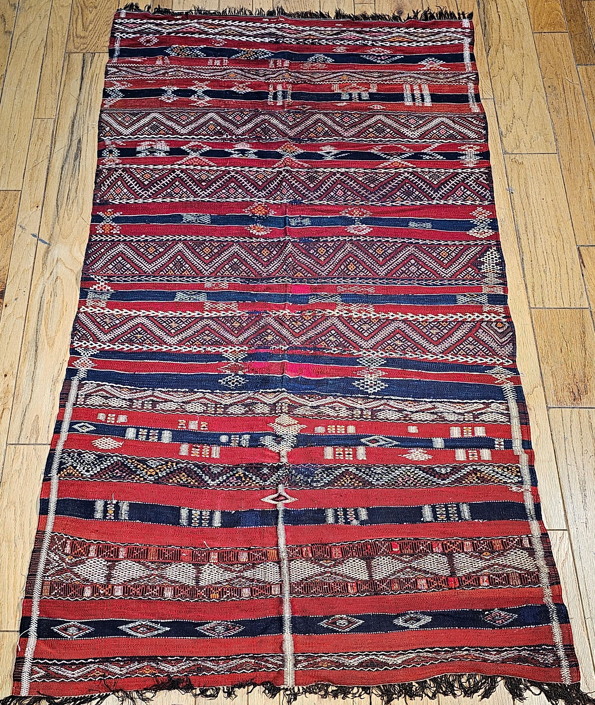  Schöner marokkanischer Stammes-Kilim-Teppich aus dem Atlasgebirge um die Mitte des 19. Jahrhunderts.   Handgewebt von Stammesfrauen mit traditionellen Motiven. Es ist extrem fein gewebt und in schönem Zustand. Der marokkanische Kelim hat leuchtend
