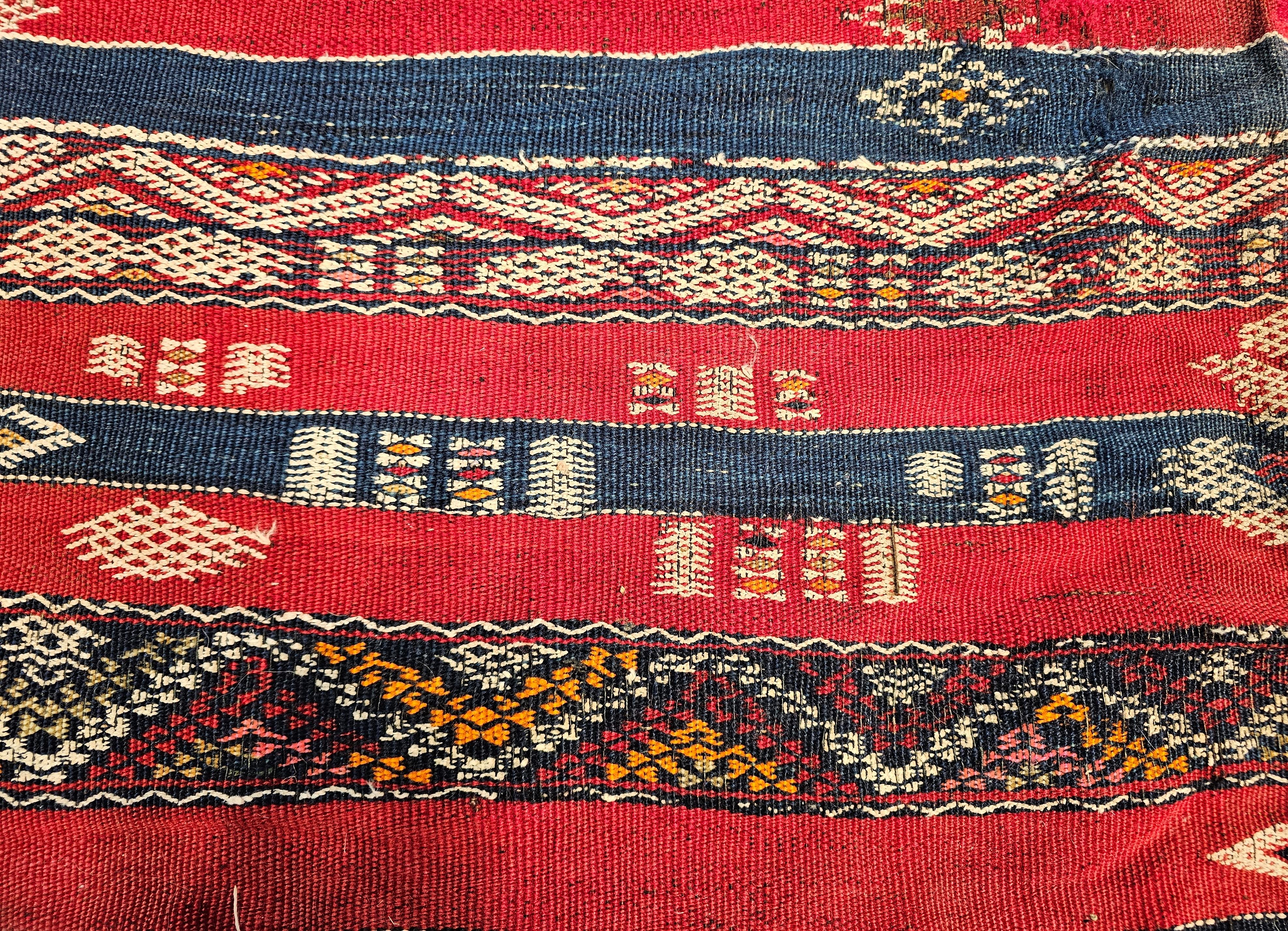 Marokkanischer Vintage-Kelim in Streifenmuster in Rot, Marineblau, Französisch Blau, Elfenbein im Angebot 1