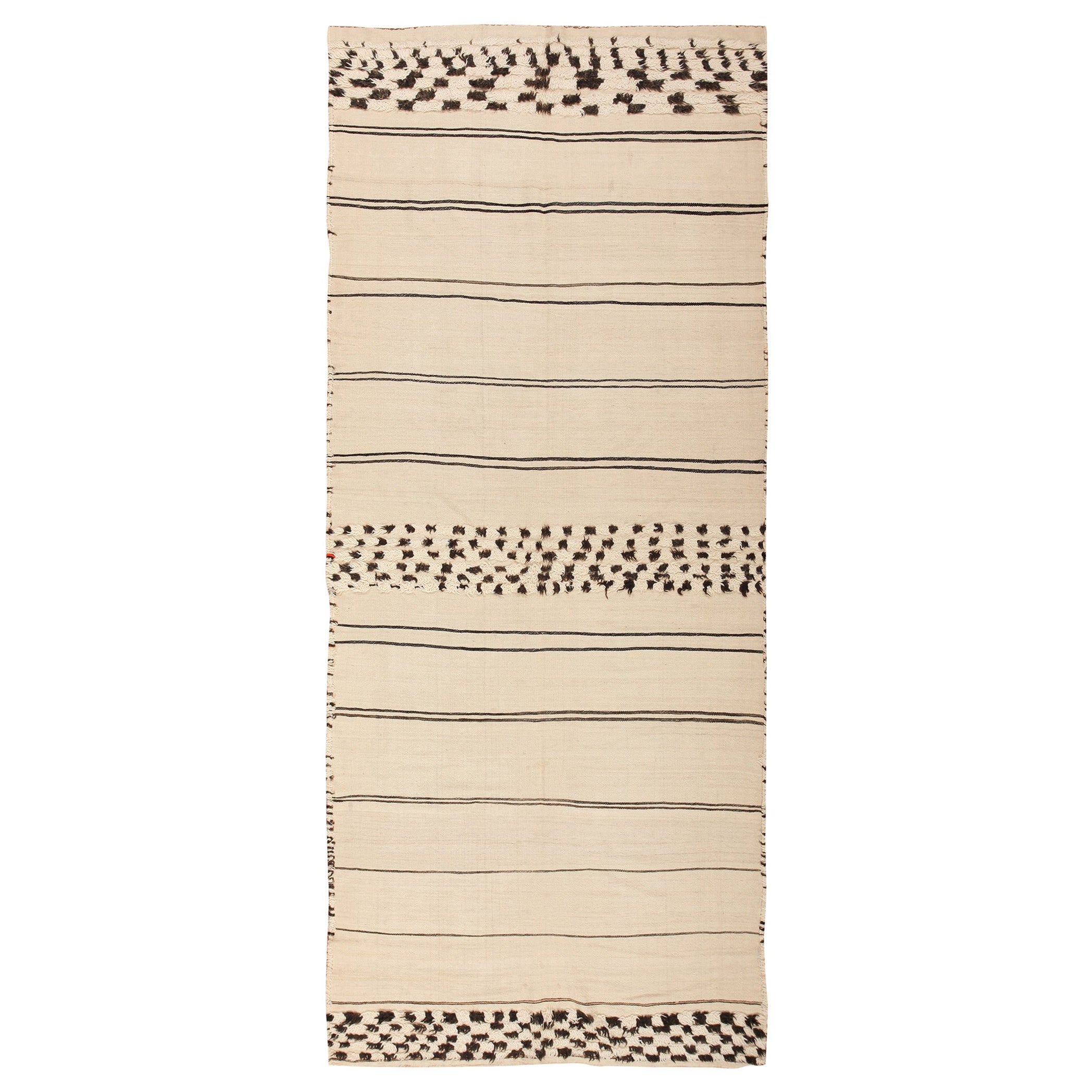 Rug & Kilim marocchino vintage. 5 ft 7 in x 12 ft 2 in