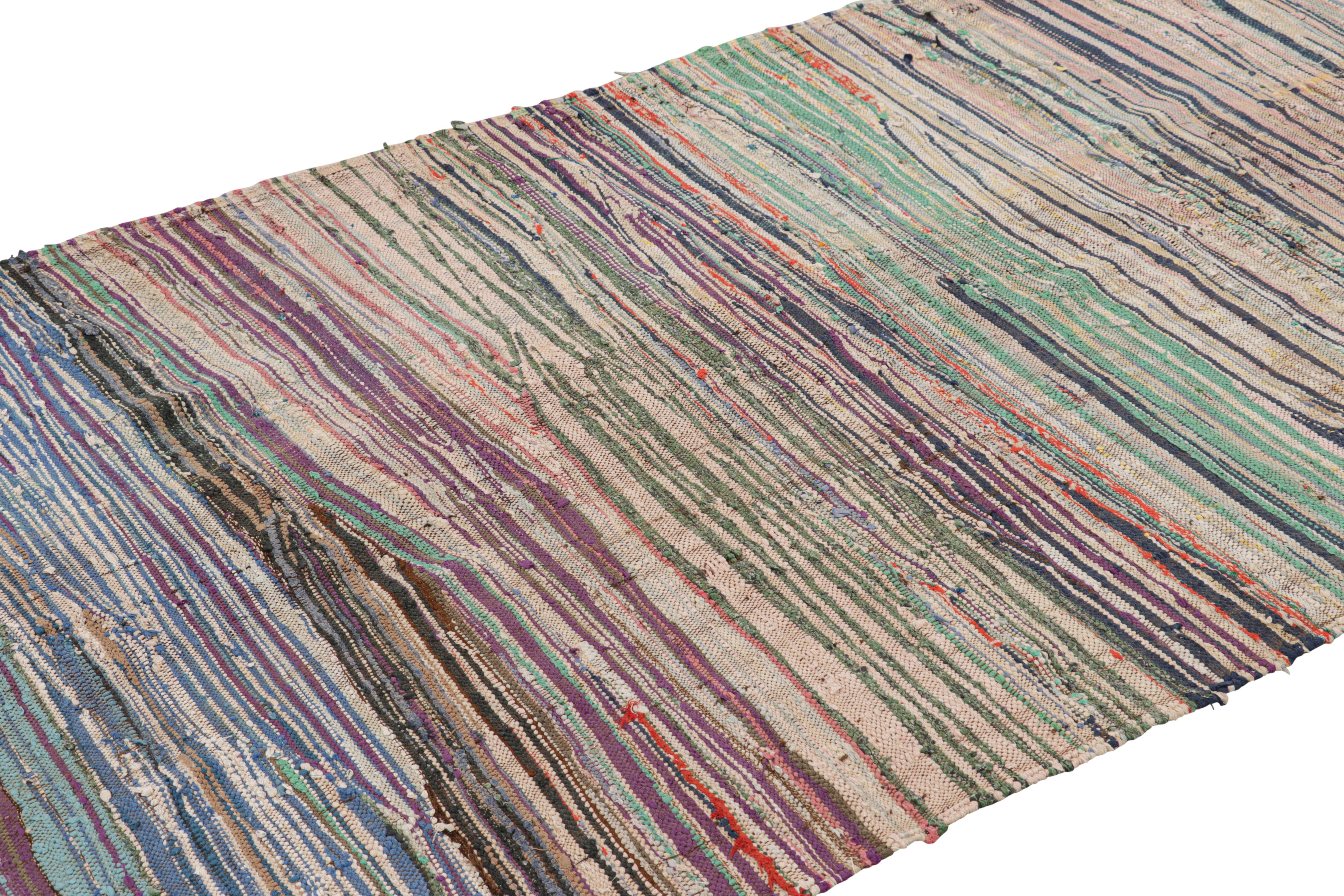 Tessuto a mano in lana e proveniente dal Marocco intorno al 1950-1960, questo tappeto Kilim marocchino vintage 5x9 è un pezzo raro come pochi della sua provenienza, una nuova ed entusiasmante selezione di Rug & Kilim. 

Sul design: 

Gli ammiratori