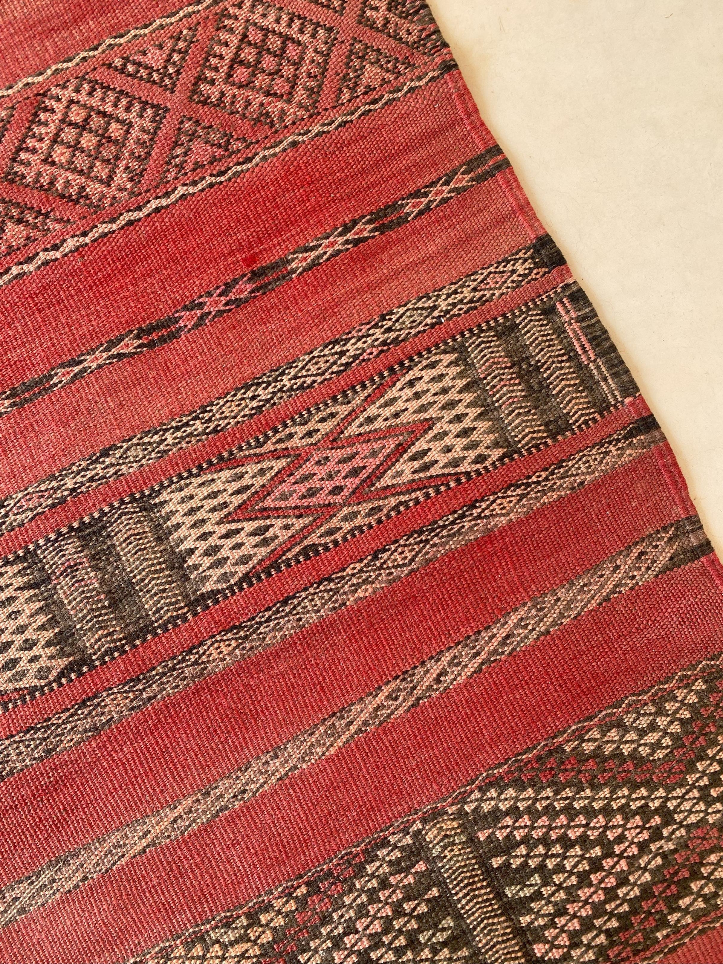 Vintage Moroccan Kilim rug - Red - 5x9.2feet / 152x282cm For Sale 4