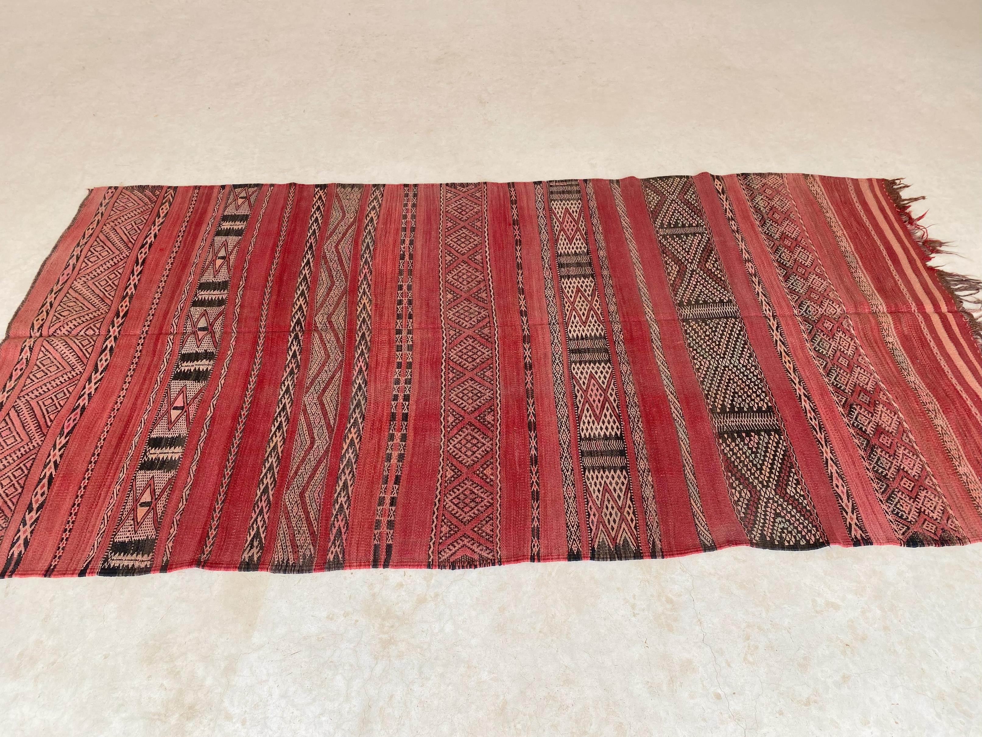 Vintage Moroccan Kilim rug - Red - 5x9.2feet / 152x282cm In Good Condition For Sale In Marrakech, MA