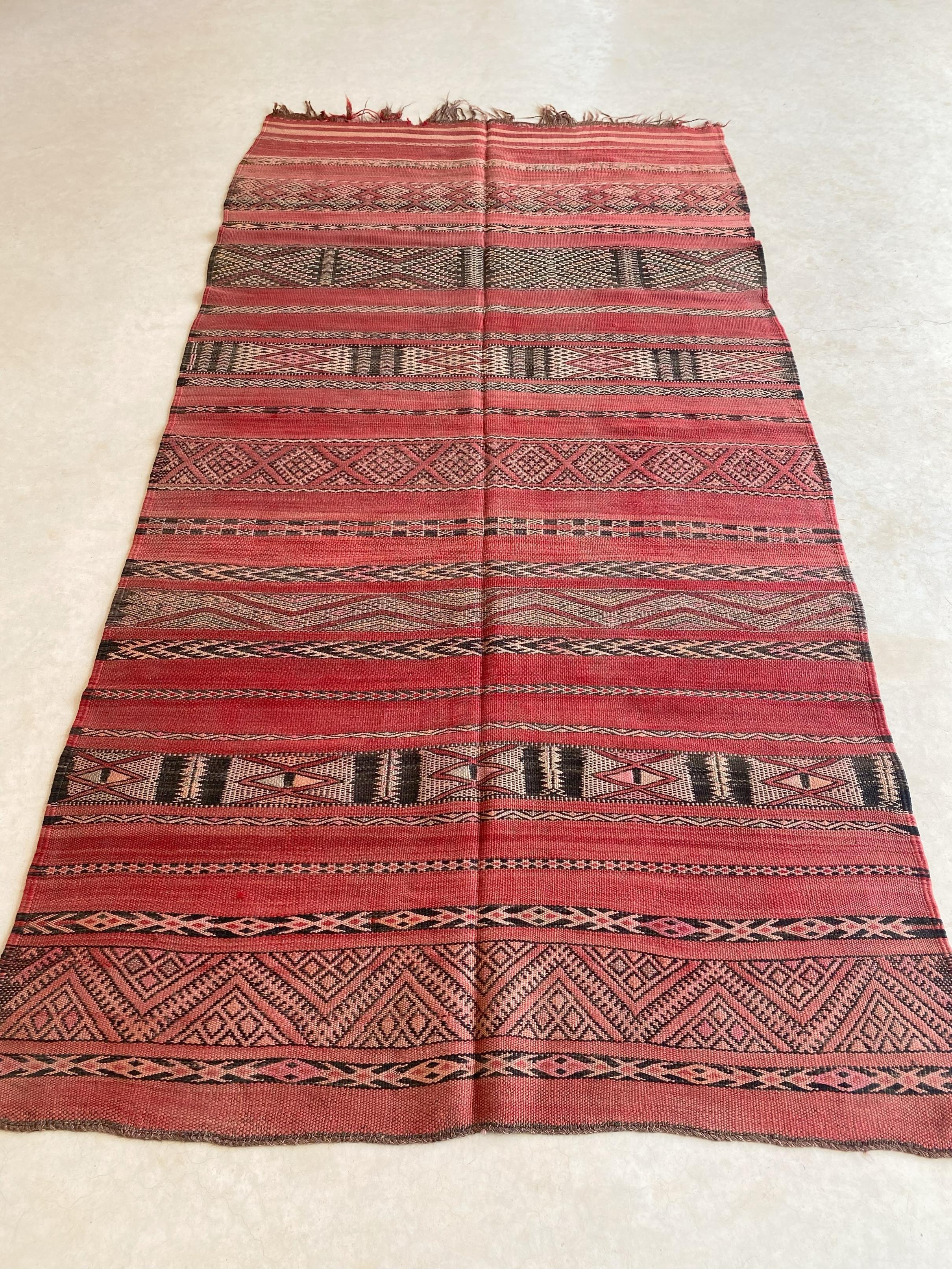 Wool Vintage Moroccan Kilim rug - Red - 5x9.2feet / 152x282cm For Sale