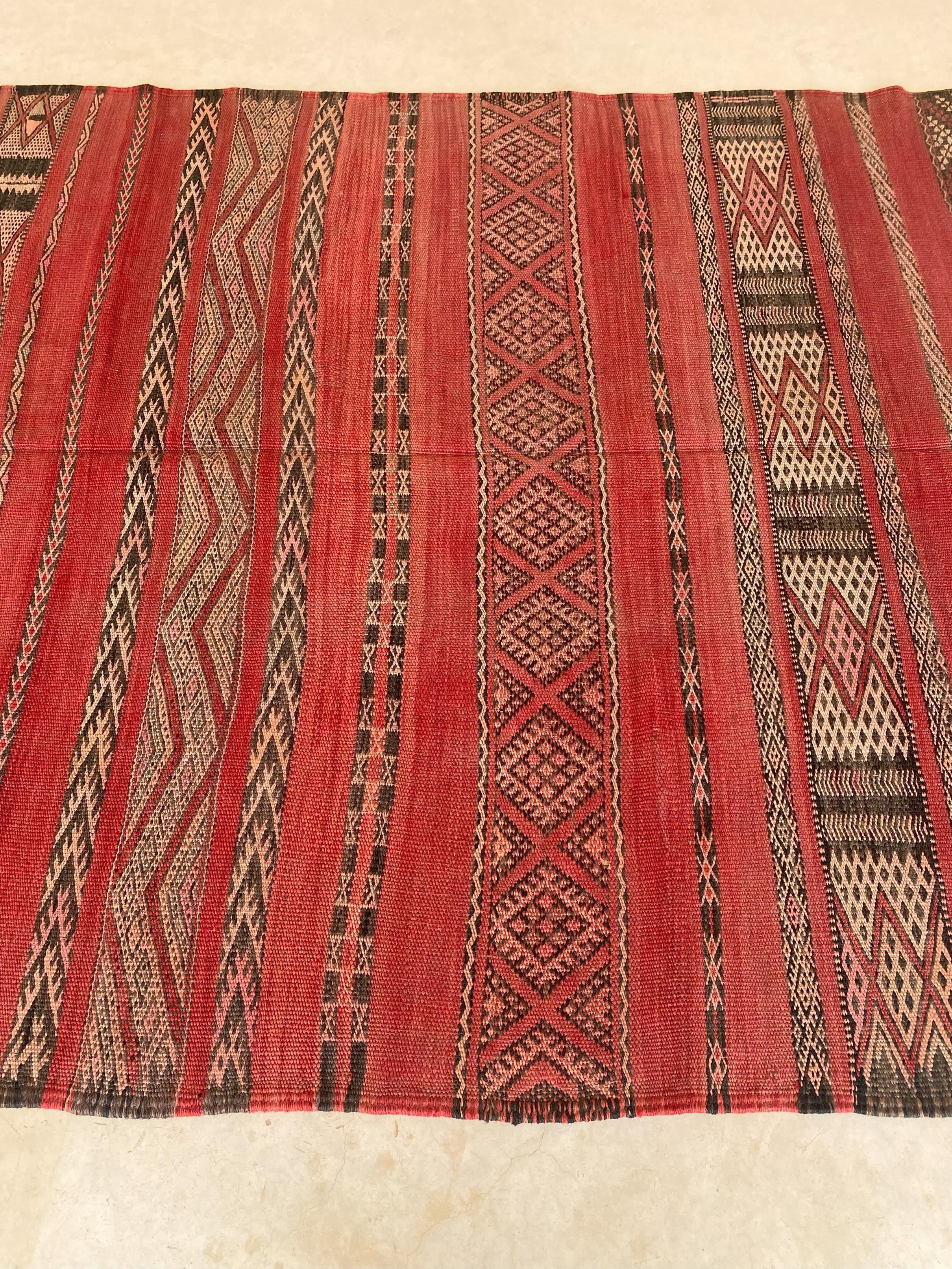 Vintage Moroccan Kilim rug - Red - 5x9.2feet / 152x282cm For Sale 2