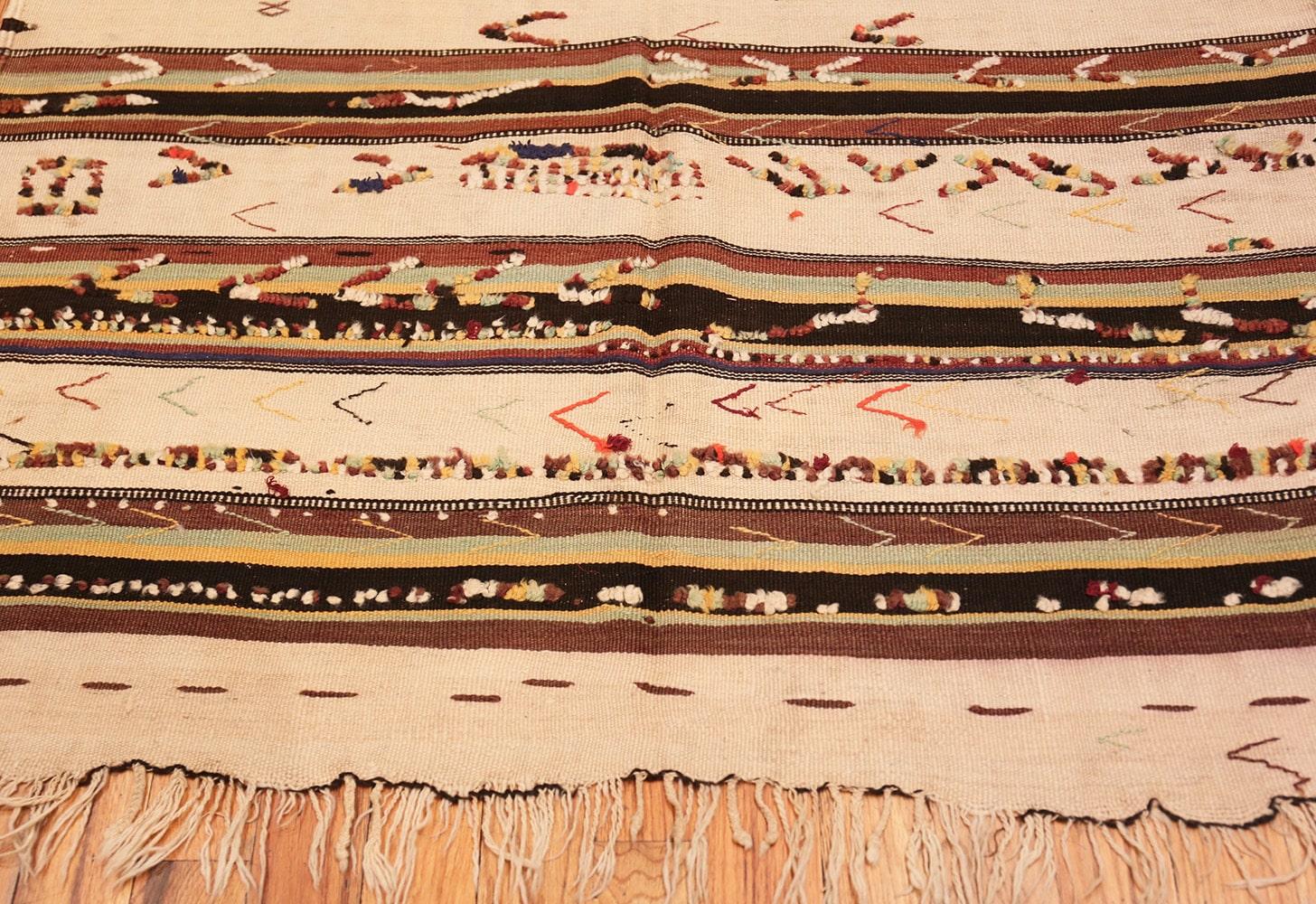 Marokkanischer Teppich, Herkunftsland: Marokko, Entstehungszeit: 20. Größe: 1,35 m x 3,35 m (4 ft. 5 in x 11 ft.)


 