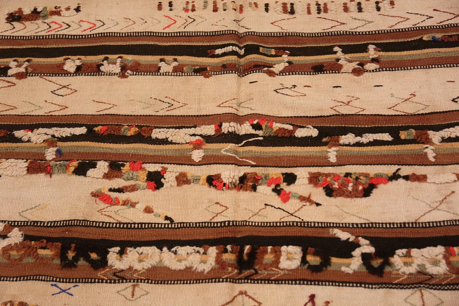 Marokkanischer Kelimteppich im Vintage-Stil. Größe: 4 Fuß 5 Zoll x 11 Fuß  (Handgewebt) im Angebot