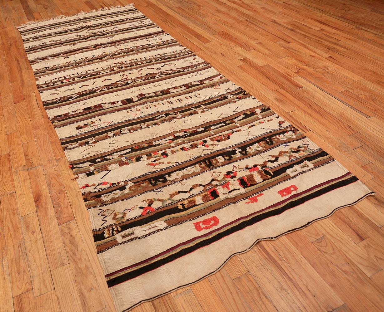 Marokkanischer Kelimteppich im Vintage-Stil. Größe: 4 Fuß 5 Zoll x 11 Fuß  im Zustand „Gut“ im Angebot in New York, NY