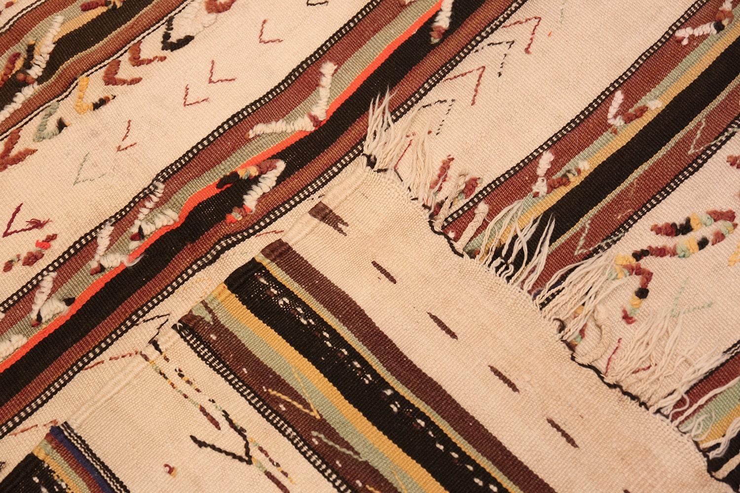 Marokkanischer Kelimteppich im Vintage-Stil. Größe: 4 Fuß 5 Zoll x 11 Fuß  im Angebot 1