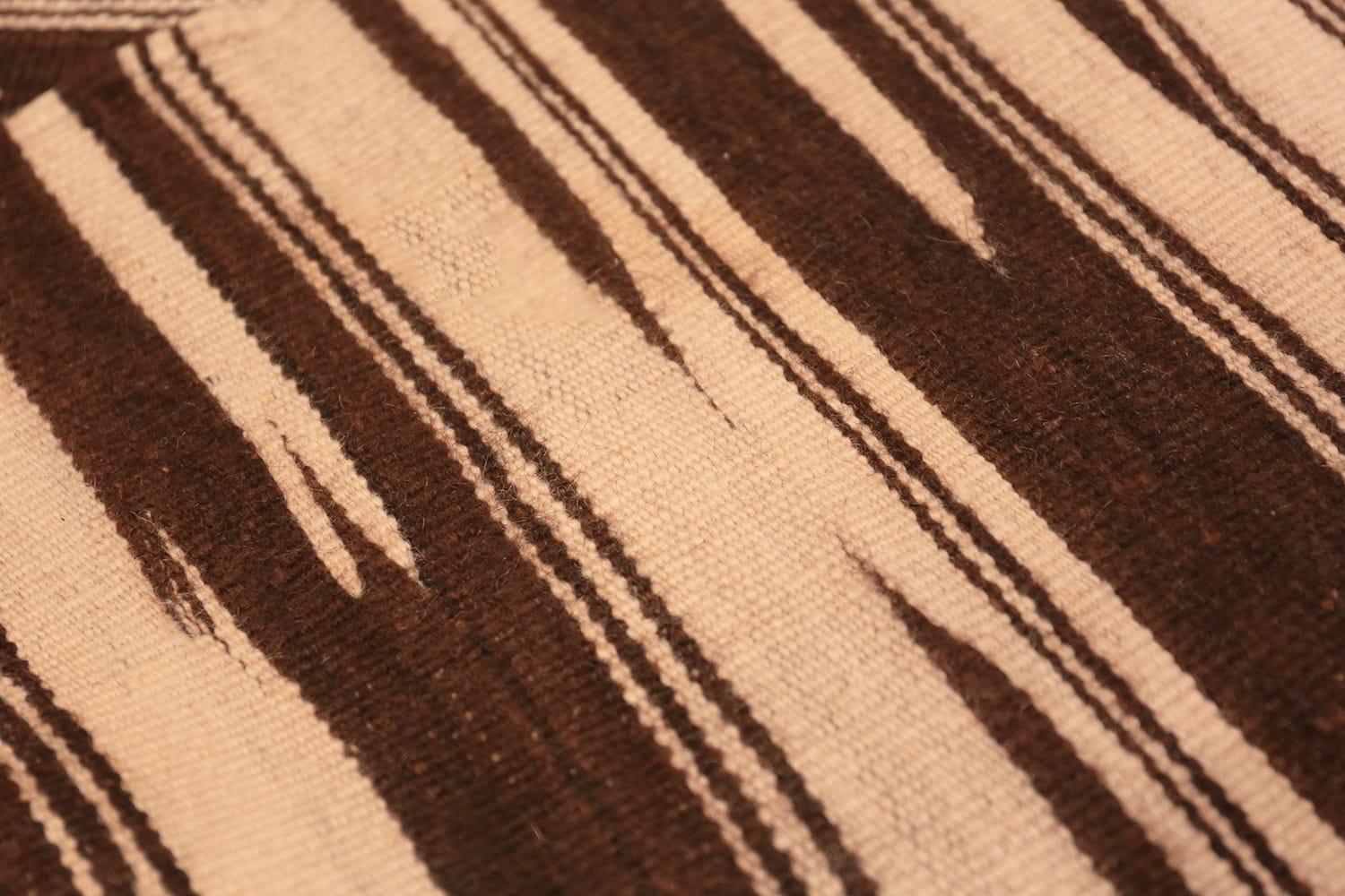 Marokkanischer Kelimteppich im Vintage-Stil. 4 ft 7 in x 10 ft (1,4 m x 3,05 m) (Stammeskunst) im Angebot