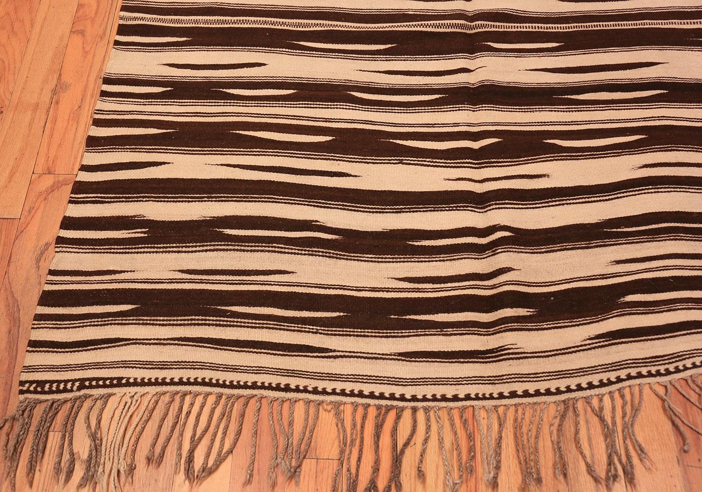 Marokkanischer Kelimteppich im Vintage-Stil. 4 ft 7 in x 10 ft (1,4 m x 3,05 m) im Zustand „Hervorragend“ im Angebot in New York, NY