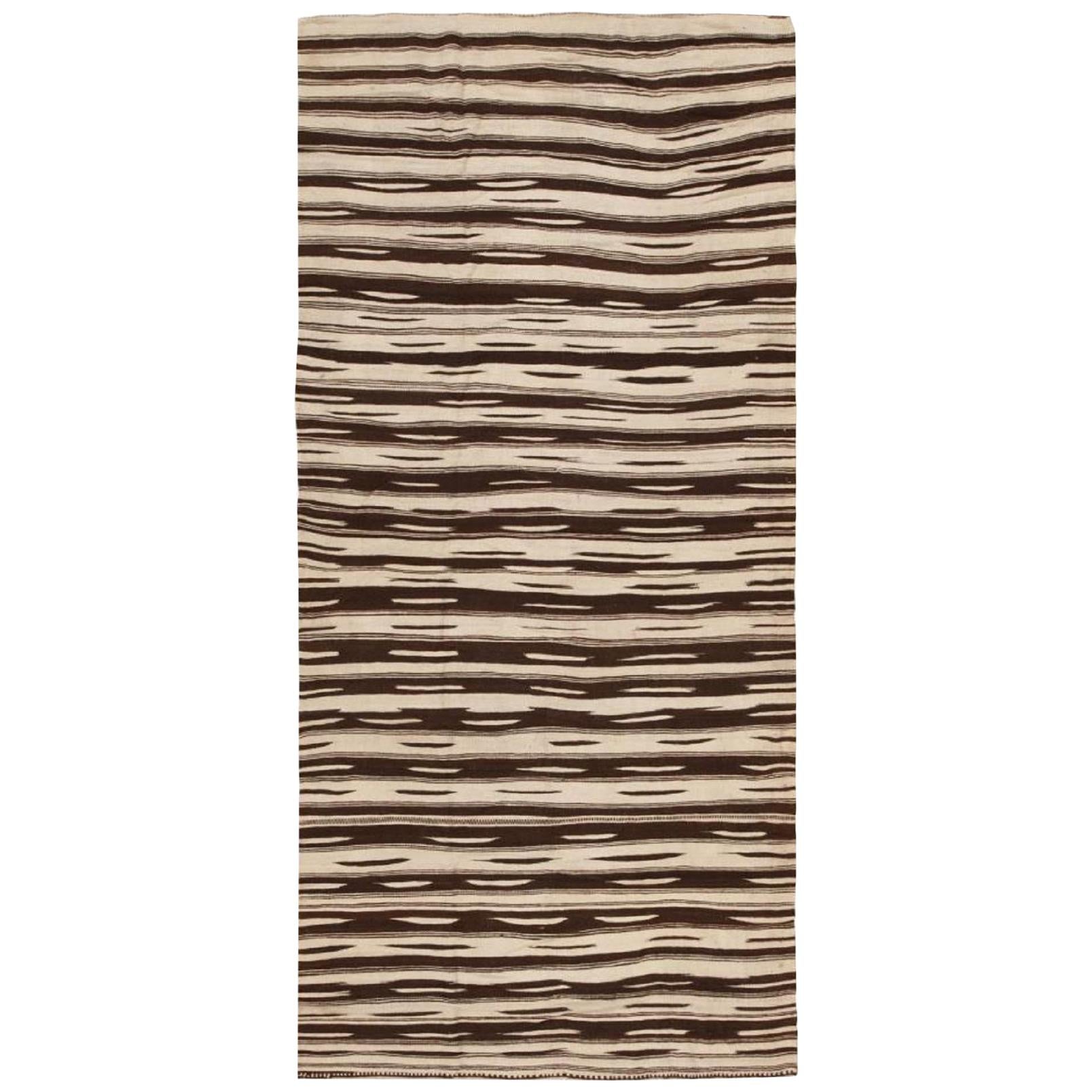 Rug & Kilim marocchino vintage. Dimensioni: 4 ft 7 in x 10 ft (1,4 m x 3,05 m)