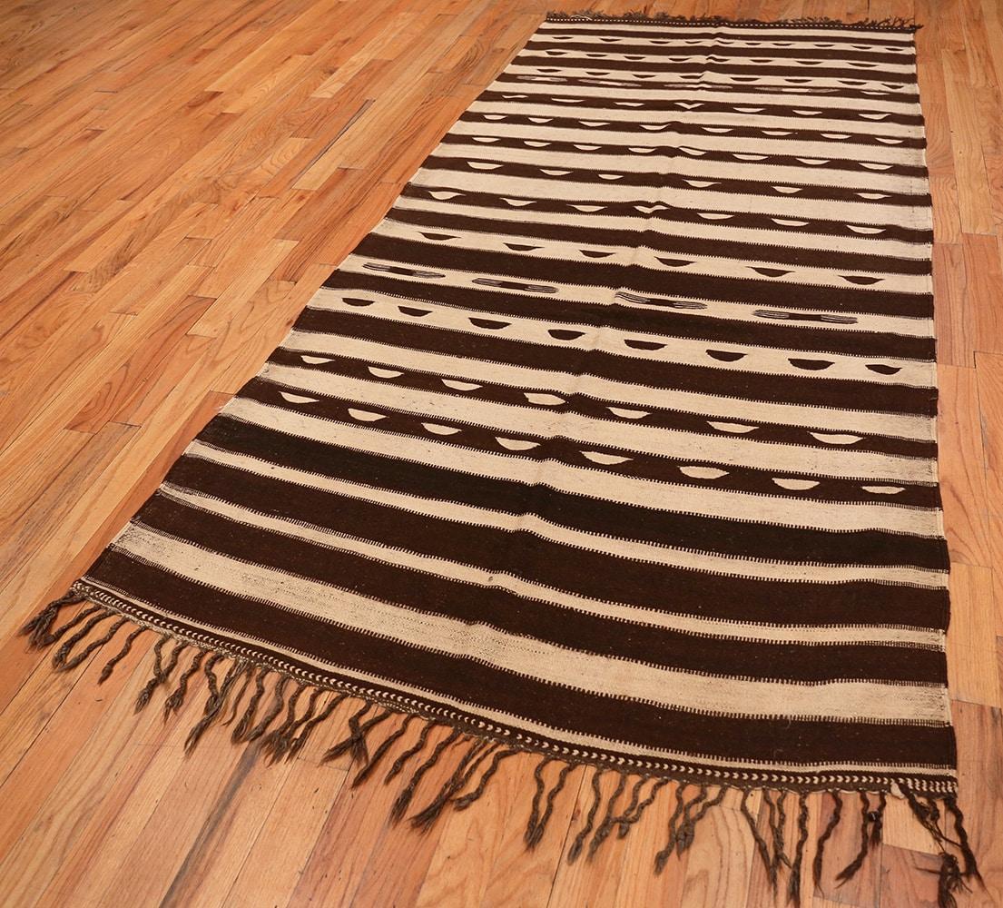 Hand-Woven Vintage Moroccan Kilim Rug. Size: 4 ft 7 in x 9 ft 8 in (1.4 m x 2.95 m)