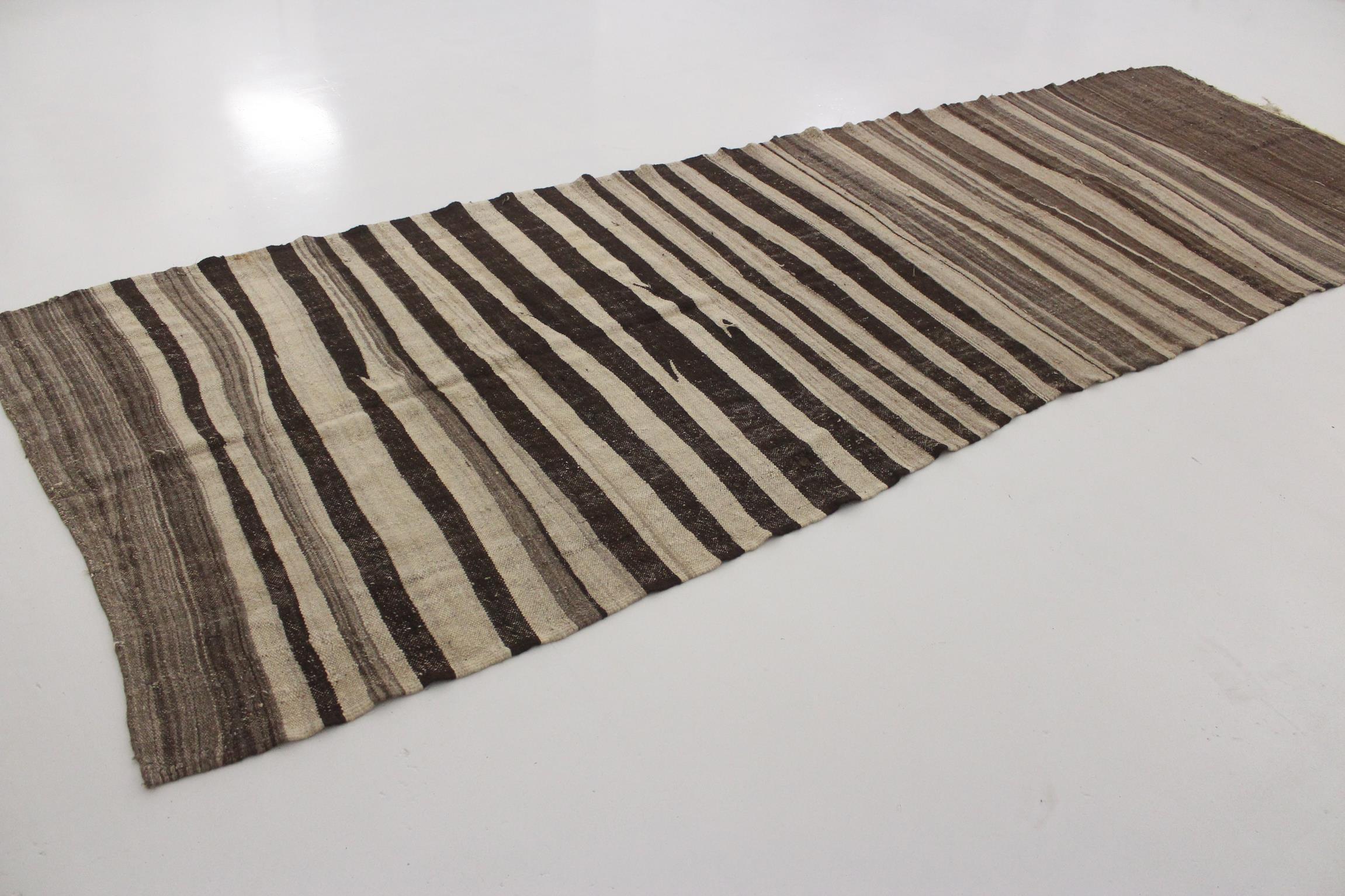 Vintage Moroccan Kilim rug - Stripes in beige+brown - 4.6x14.4feet / 142x440cm In Good Condition For Sale In Marrakech, MA