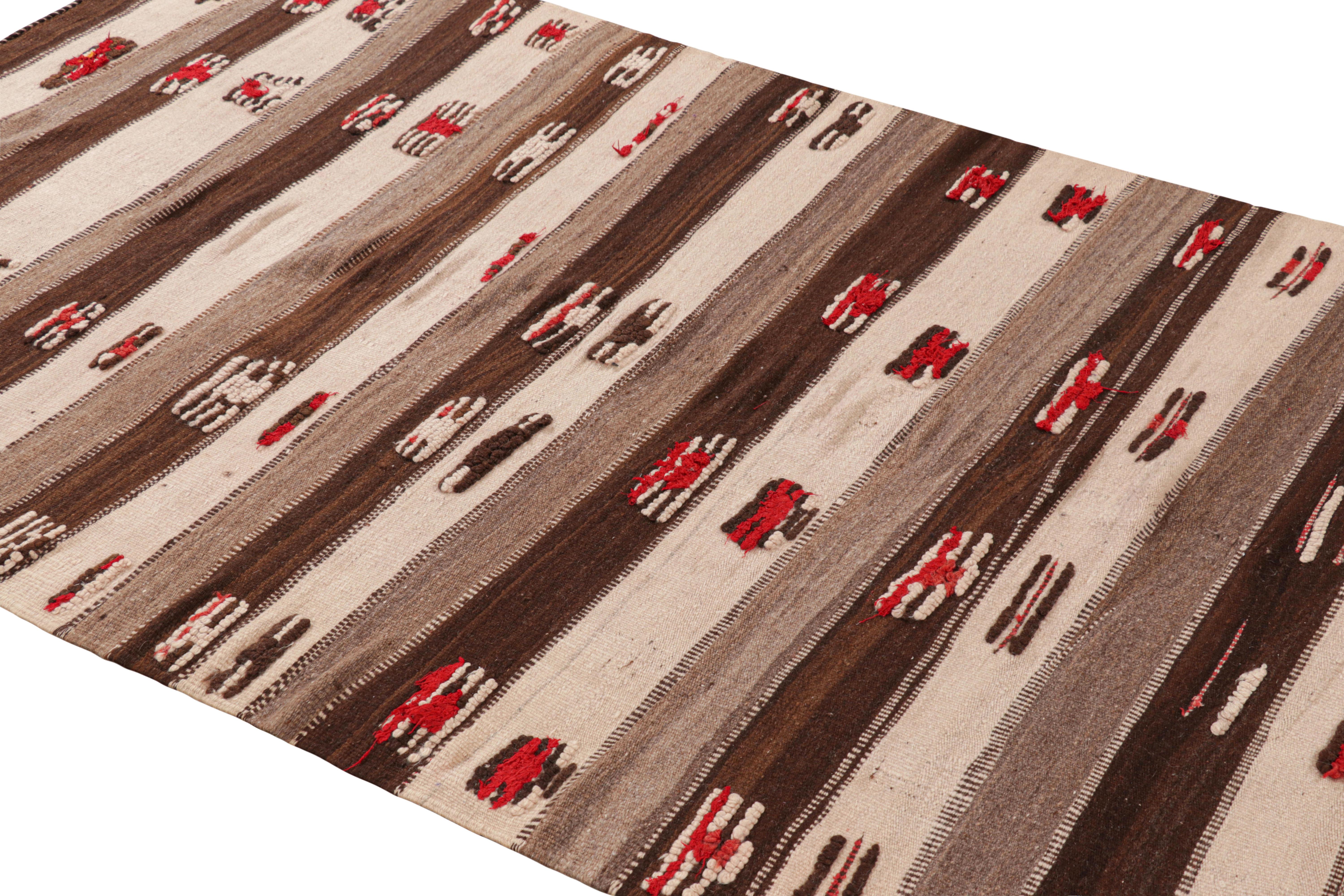 Tissé à la main en laine et originaire du Maroc vers 1950-1960, ce tapis Kilim marocain vintage de 5x9 est un magnifique exemple de sa provenance - une nouvelle collection passionnante de Rug & Kilim. 

Sur le Design : 

Les admirateurs de