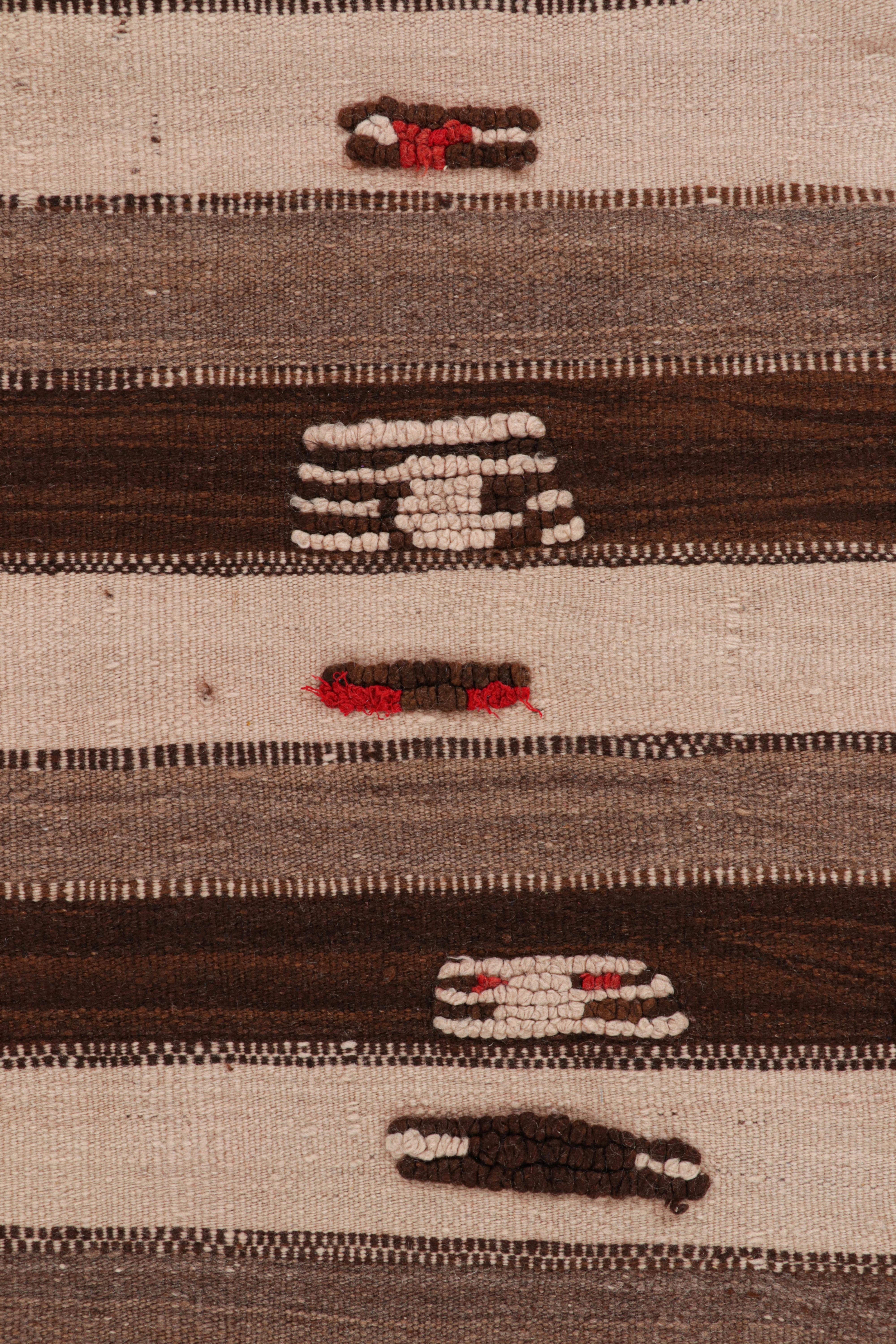 Marocain Tapis Kilim marocain vintage à rayures beige-brun, de Rug & Kilim en vente