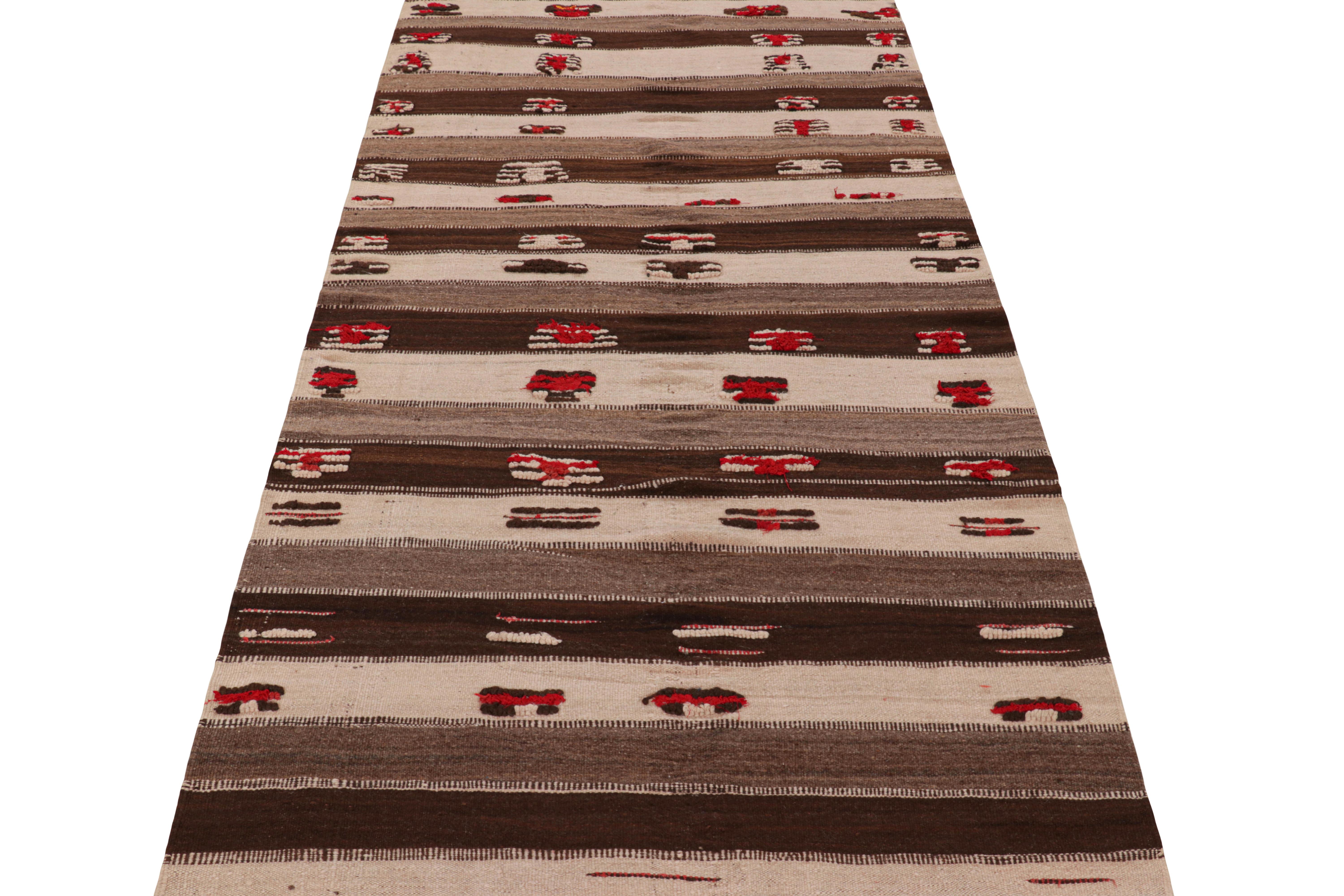 Tissé à la main Tapis Kilim marocain vintage à rayures beige-brun, de Rug & Kilim en vente