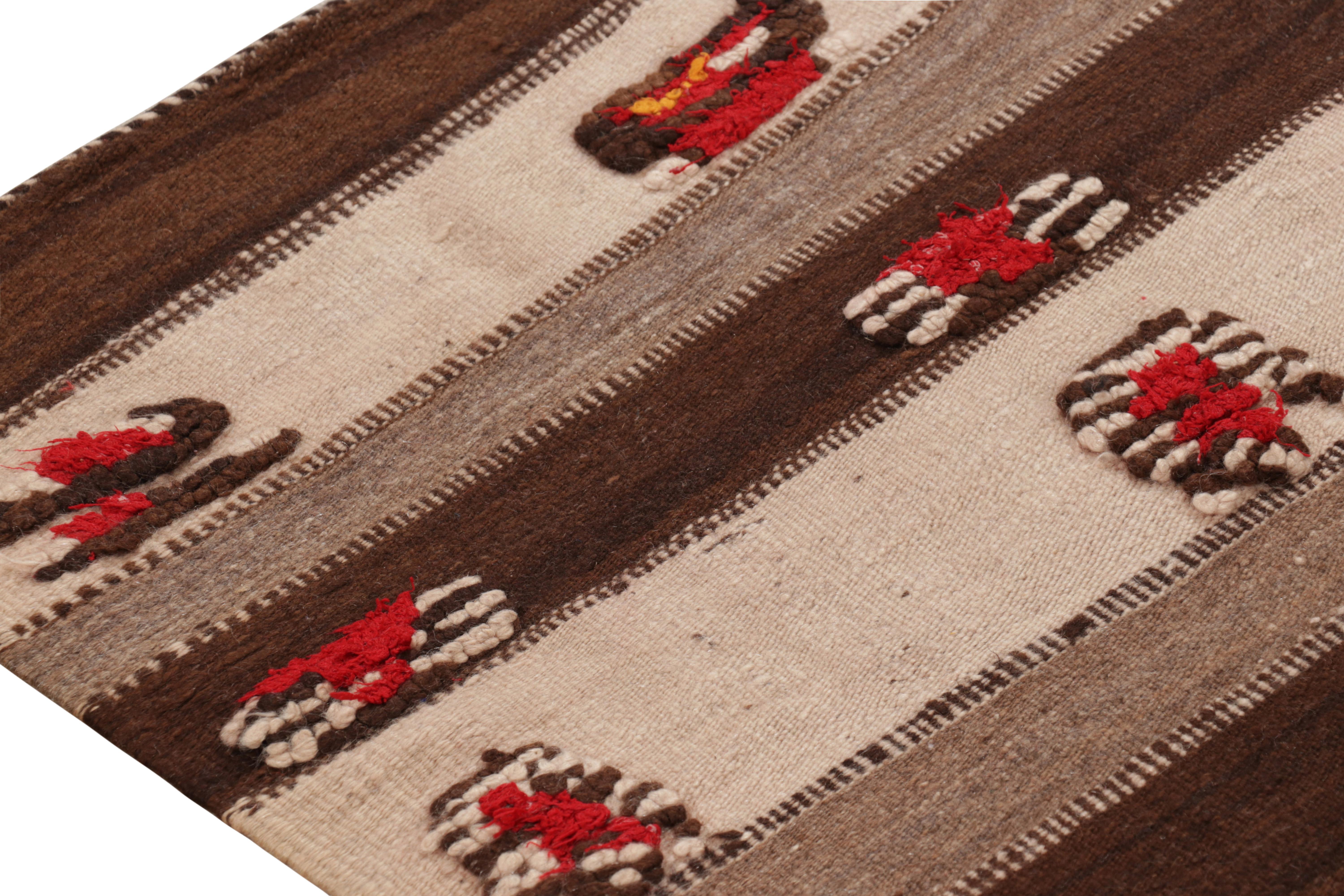 Milieu du XXe siècle Tapis Kilim marocain vintage à rayures beige-brun, de Rug & Kilim en vente