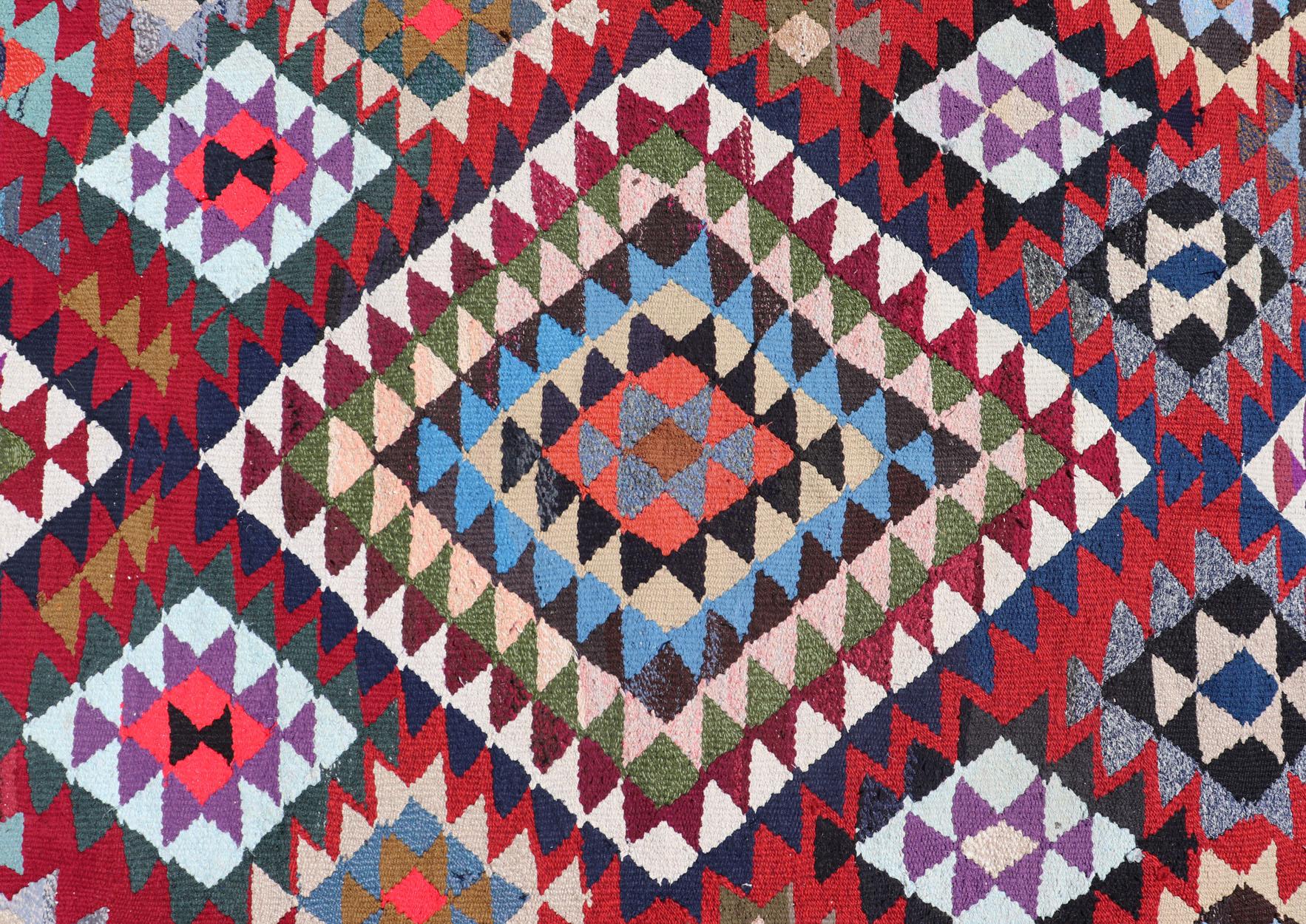 Misure: 9'1 x 16'0
Vintage Rug & Kilim marocchino con audaci diamanti geometrici in rosso, blu e multicolore 9'1 X 16'0. Keivan Woven Arts / Tappeto V21-0108, paese d'origine/tipo: Marocco/ Marocchino, circa 1950.

Un vivace tappeto Kilim marocchino