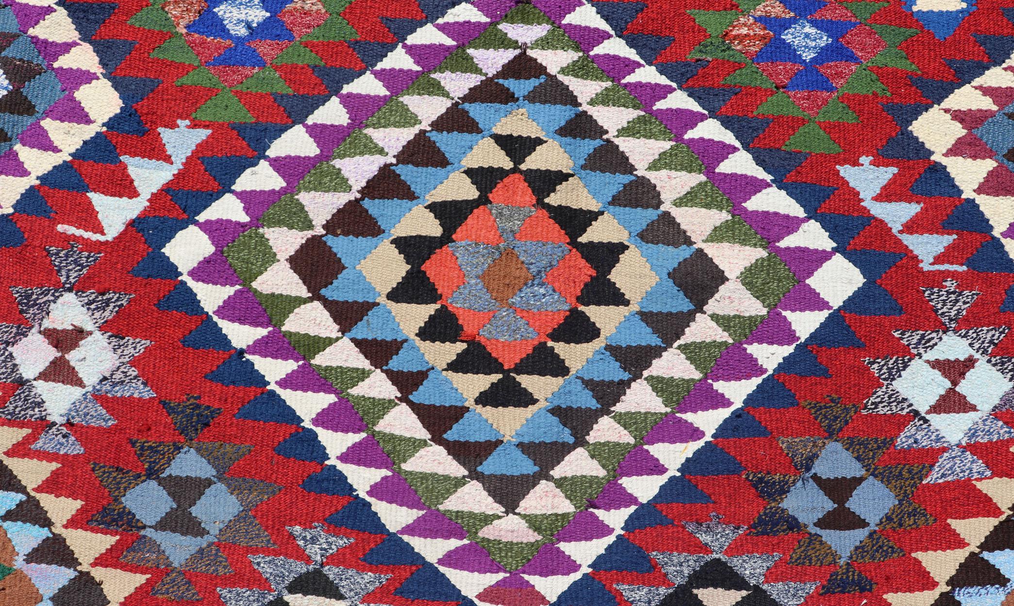 XX secolo Rug & Kilim marocchino vintage con audaci diamanti geometrici in rosso e blu, 9'1 X 16'0 in vendita