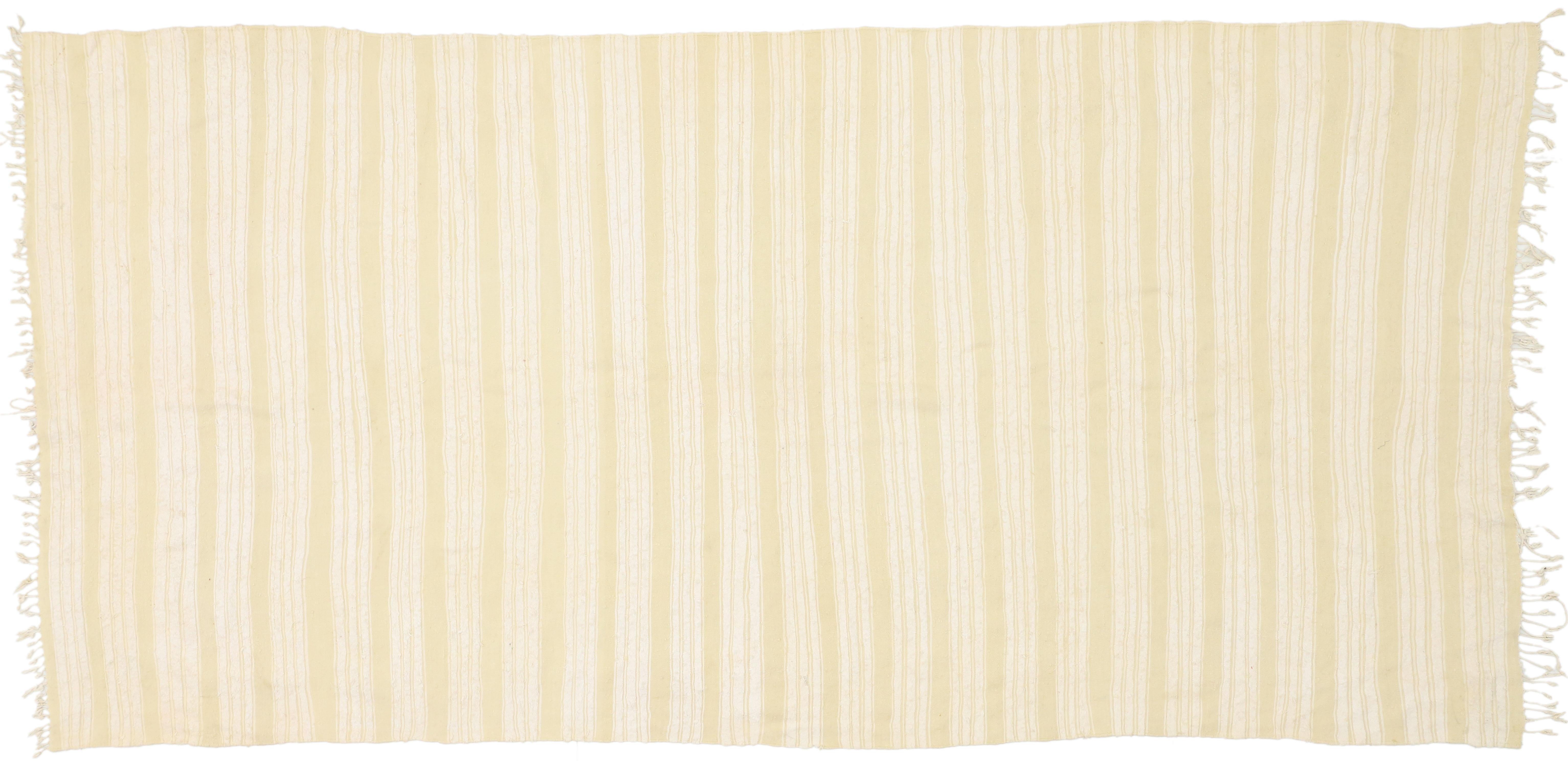 Marokkanischer Kelim-Teppich mit minimalistischem skandinavischem Stil und neutralen Farben im Angebot 4