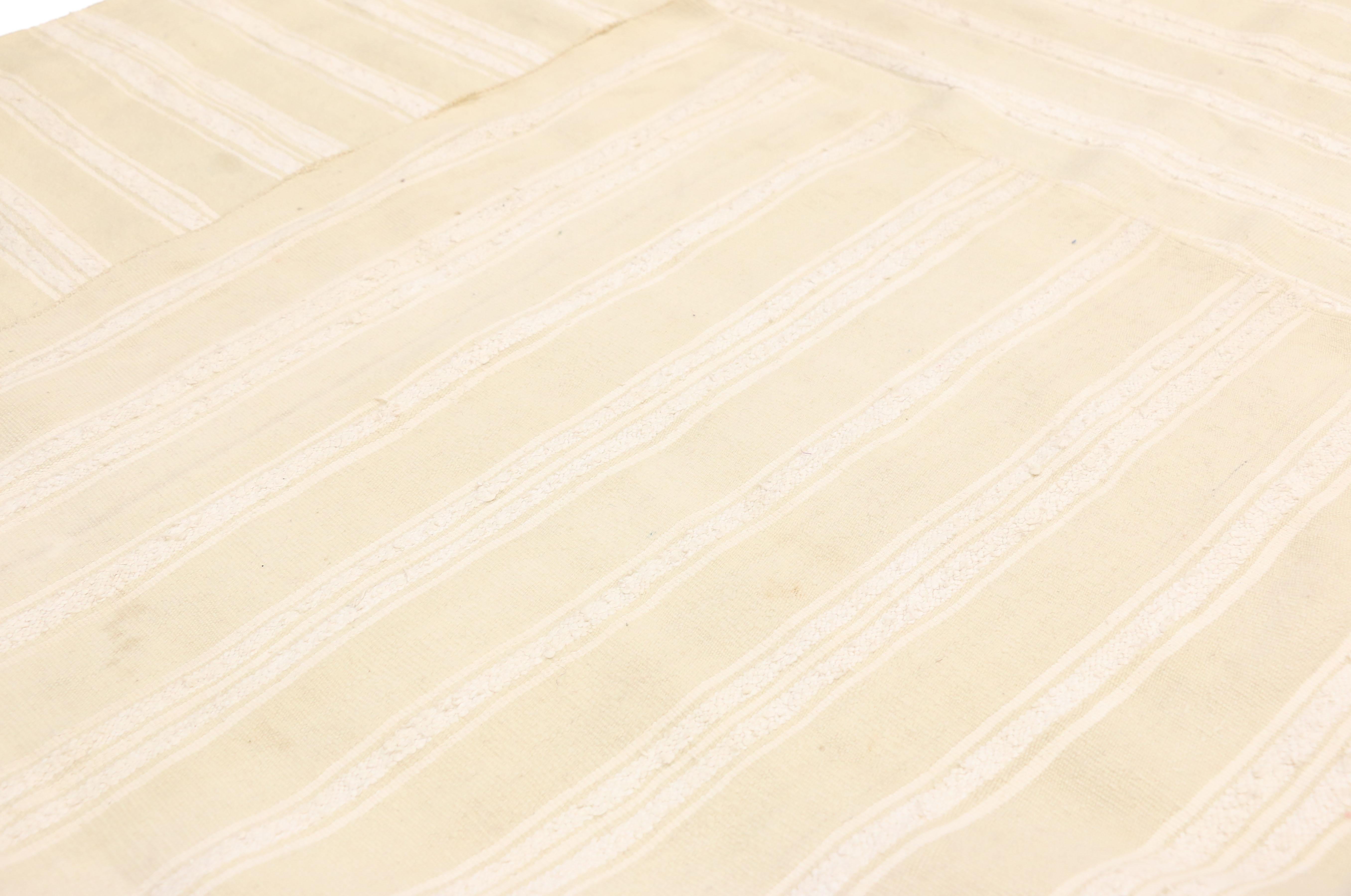 Marokkanischer Kelim-Teppich mit minimalistischem skandinavischem Stil und neutralen Farben im Angebot 5