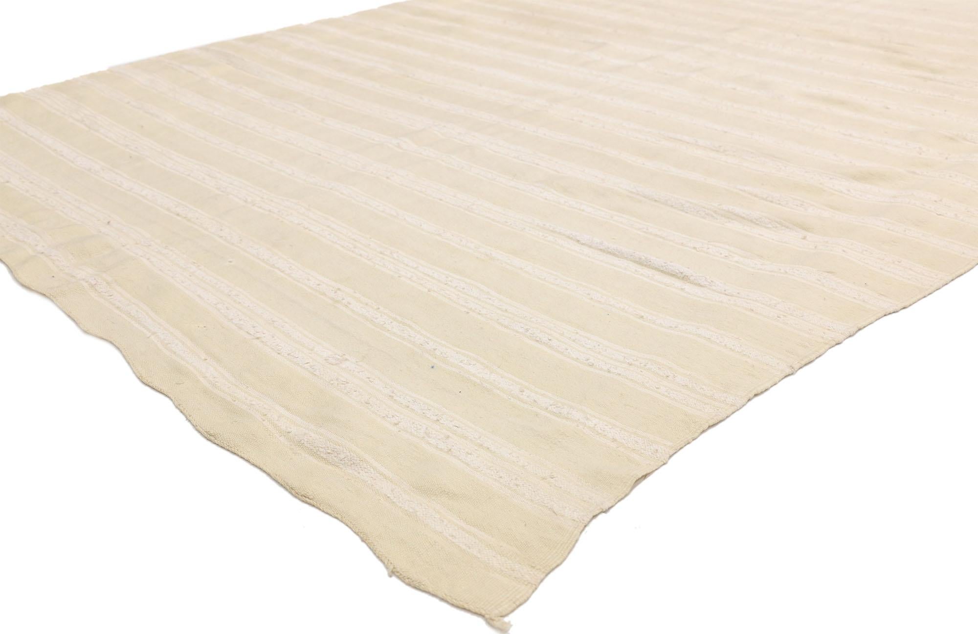 20816, Marokkanischer Kilim-Teppich im Vintage-Stil mit minimalistischem skandinavischem Stil, Teppich in neutraler Farbe. Dieser neutrale, flachgewebte Kilim-Teppich strahlt Funktion und Vielseitigkeit mit entspannter Hygge-Atmosphäre aus. Dieser