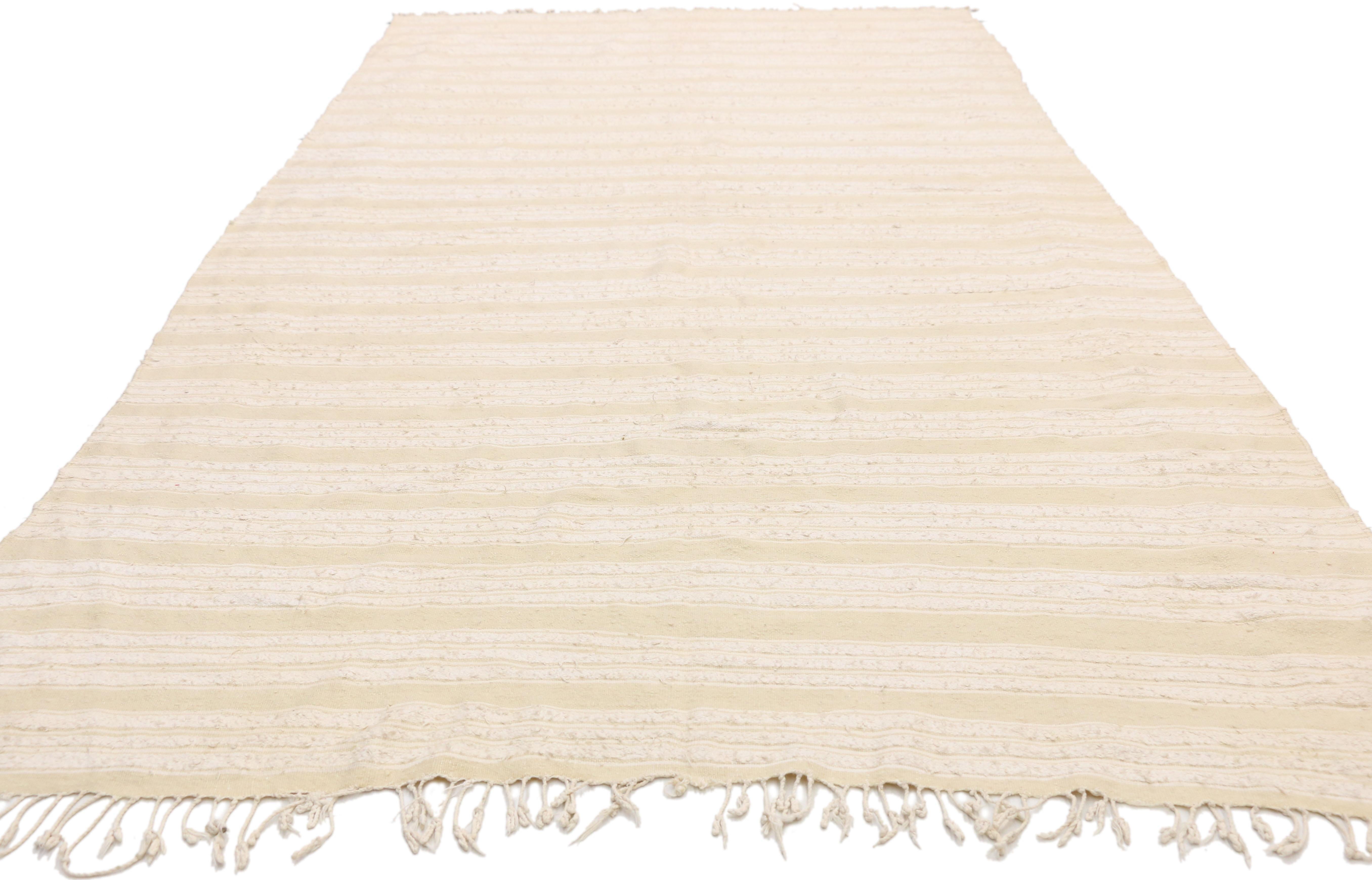 Marokkanischer Kelim-Teppich mit minimalistischem skandinavischem Stil und neutralen Farben (Skandinavische Moderne) im Angebot