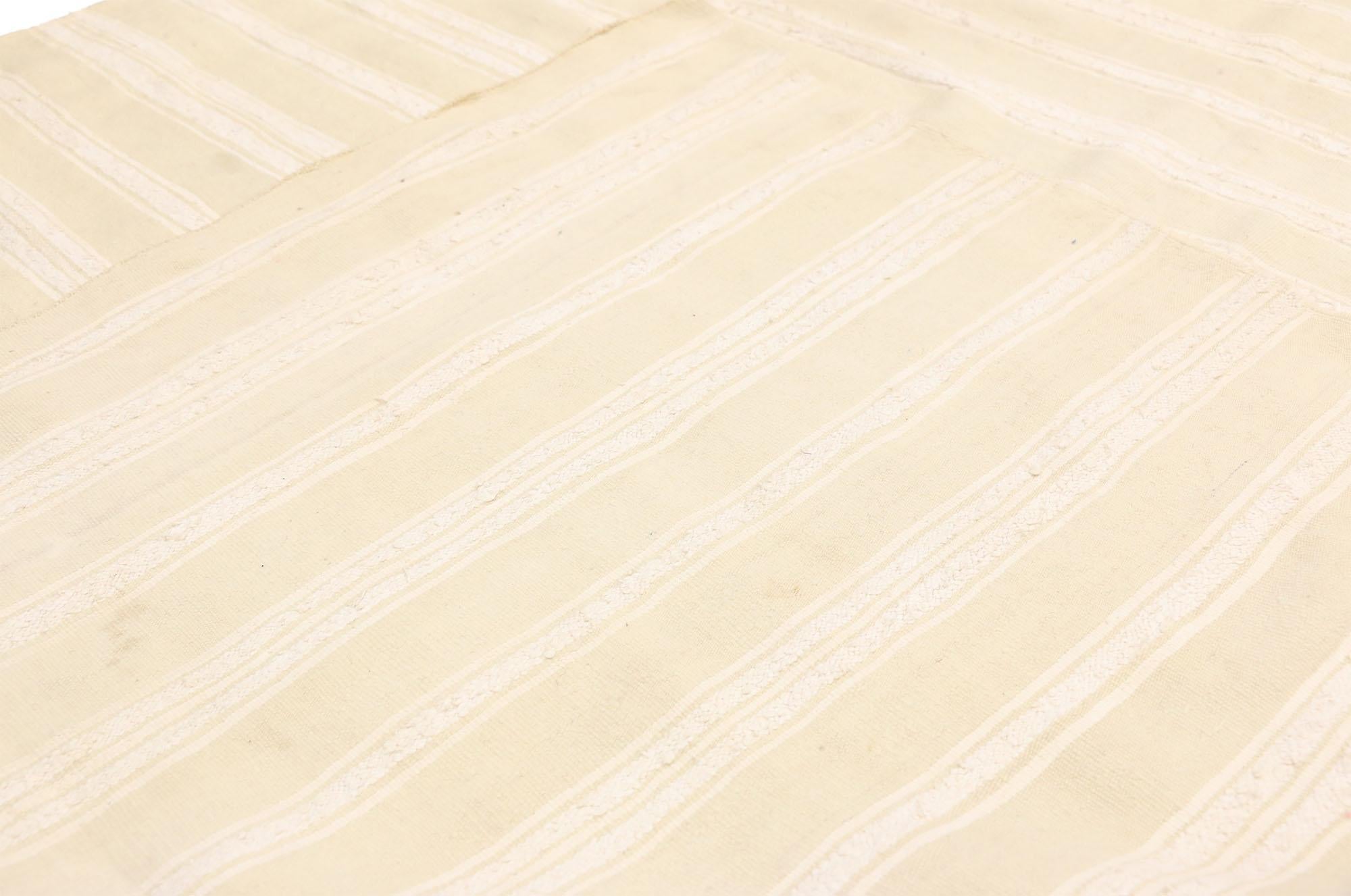 Marokkanischer Kelim-Teppich mit minimalistischem skandinavischem Stil und neutralen Farben im Zustand „Gut“ im Angebot in Dallas, TX