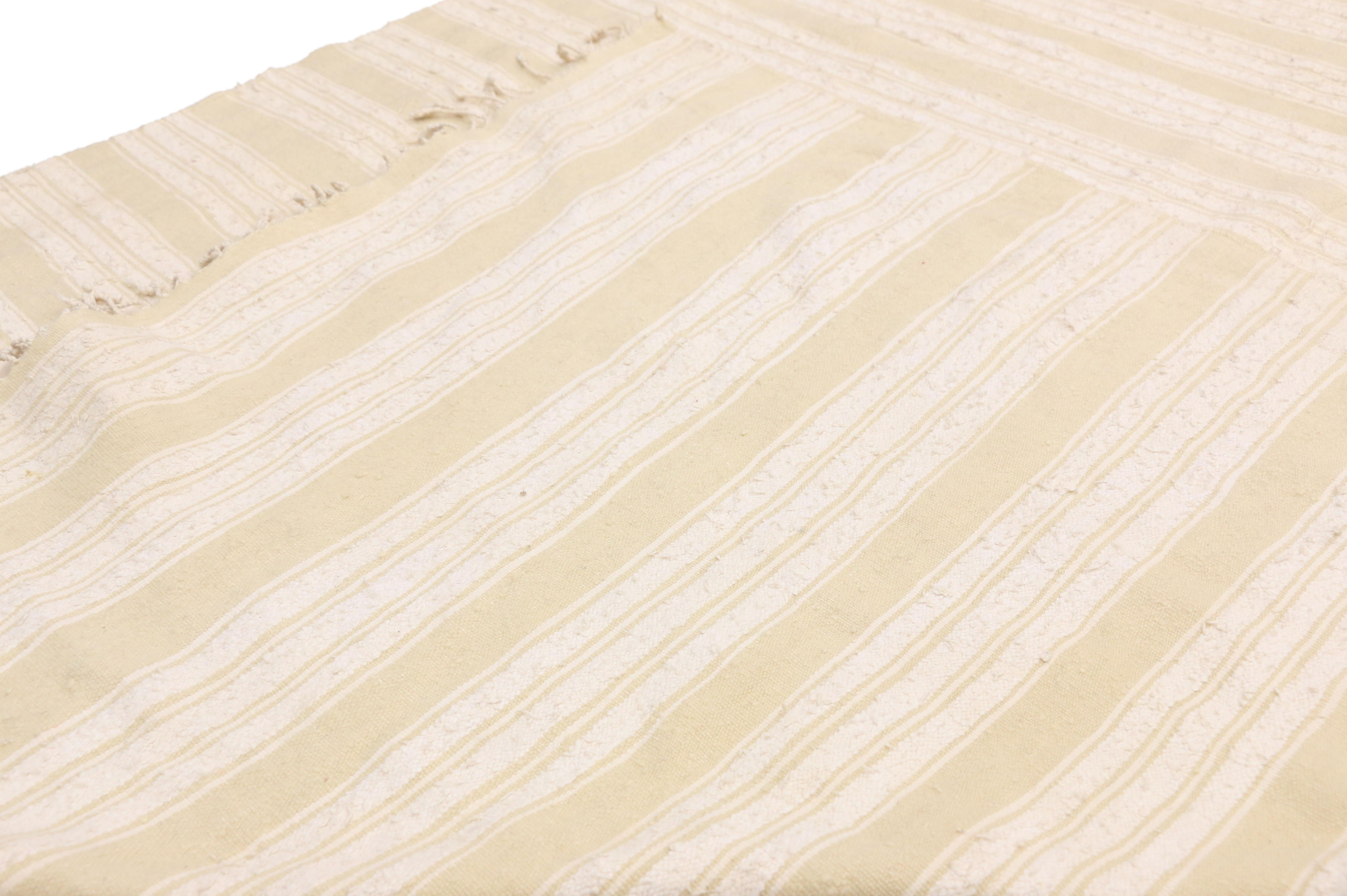 Marokkanischer Kelim-Teppich mit minimalistischem skandinavischem Stil und neutralen Farben im Zustand „Gut“ im Angebot in Dallas, TX