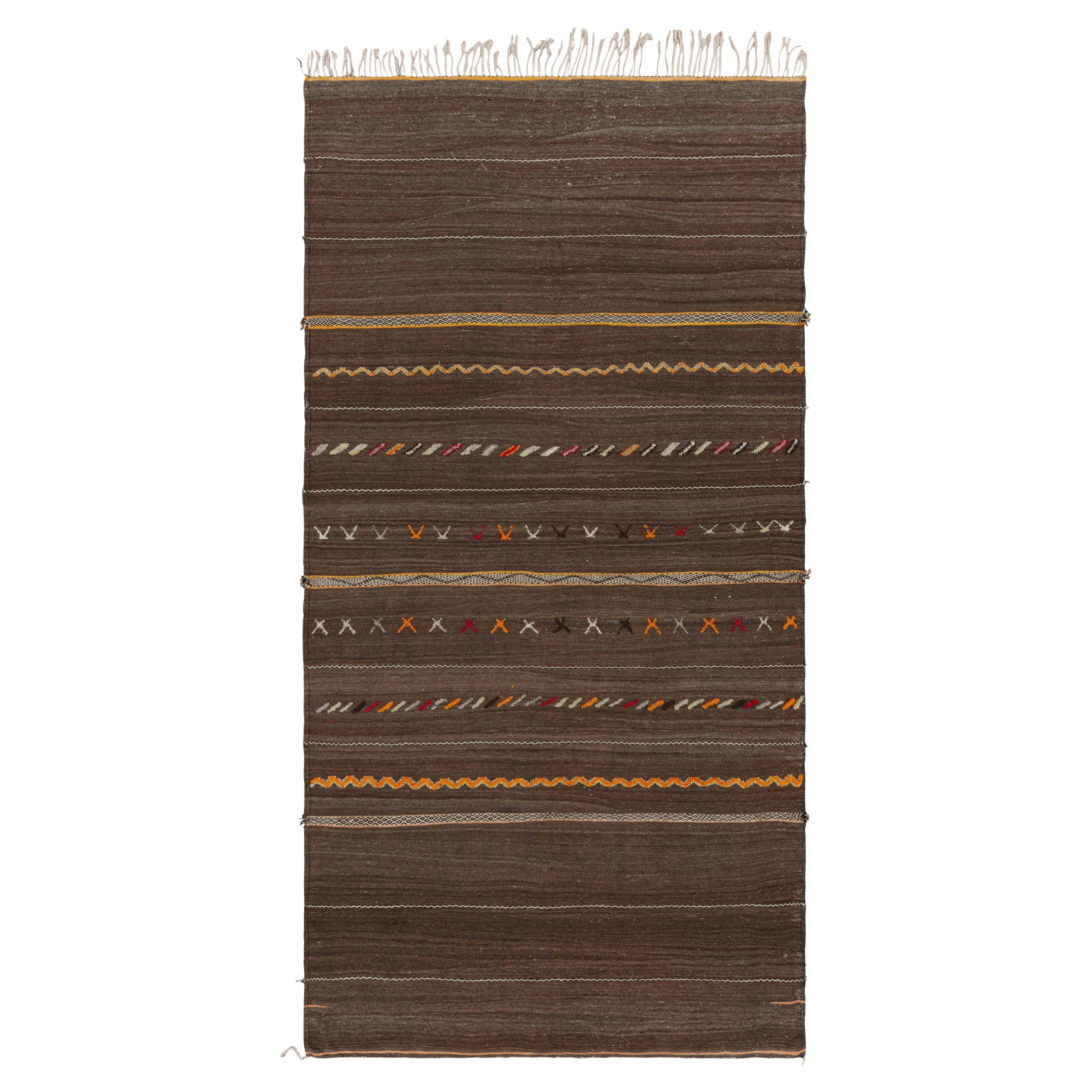 Tapis de course Kilim marocain vintage en Brown avec rayures géométriques de Rug & Kilim
