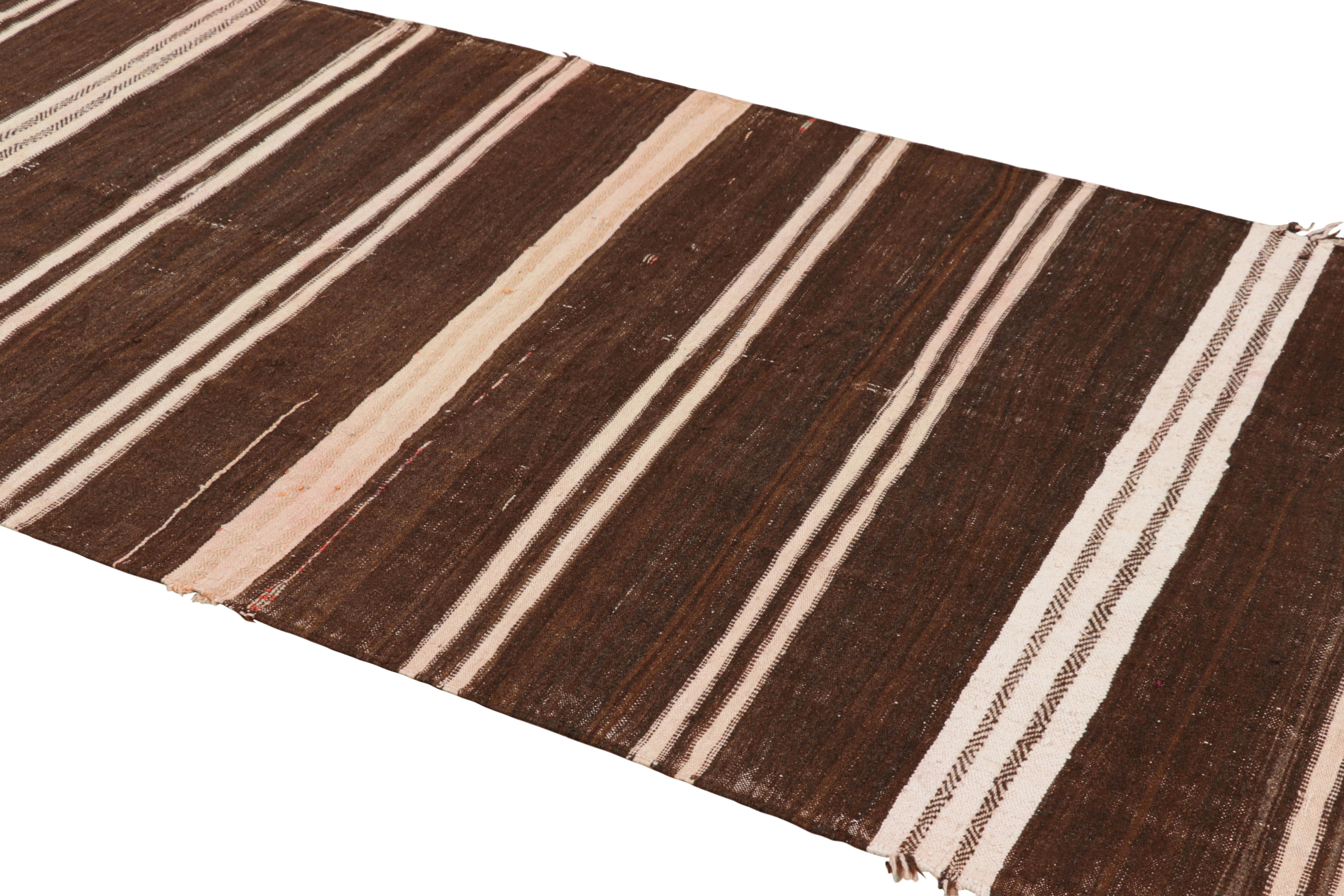 Dieser handgewebte Wollteppich aus Marokko (ca. 1950-1960) ist ein wunderschönes Beispiel für die Herkunft dieses marokkanischen Vintage-Kilims und -Läufers (4x11) - eine aufregende neue Kuration von Rug & Kilim. 

Über das Design: 

Bewunderer des