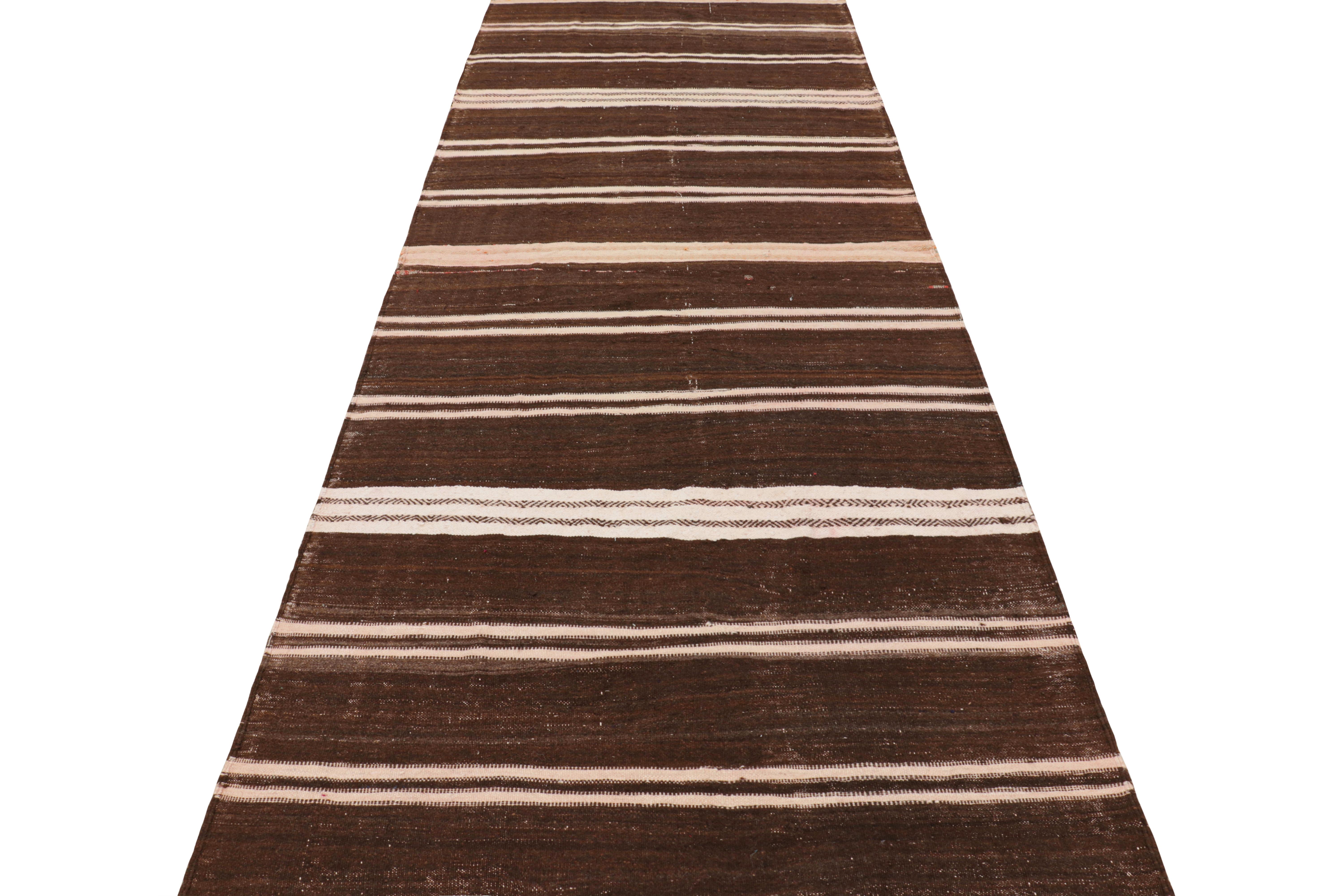 Marokkanischer Kilim-Läufer mit beige-braunen Streifen, von Rug & Kilim (Handgewebt) im Angebot