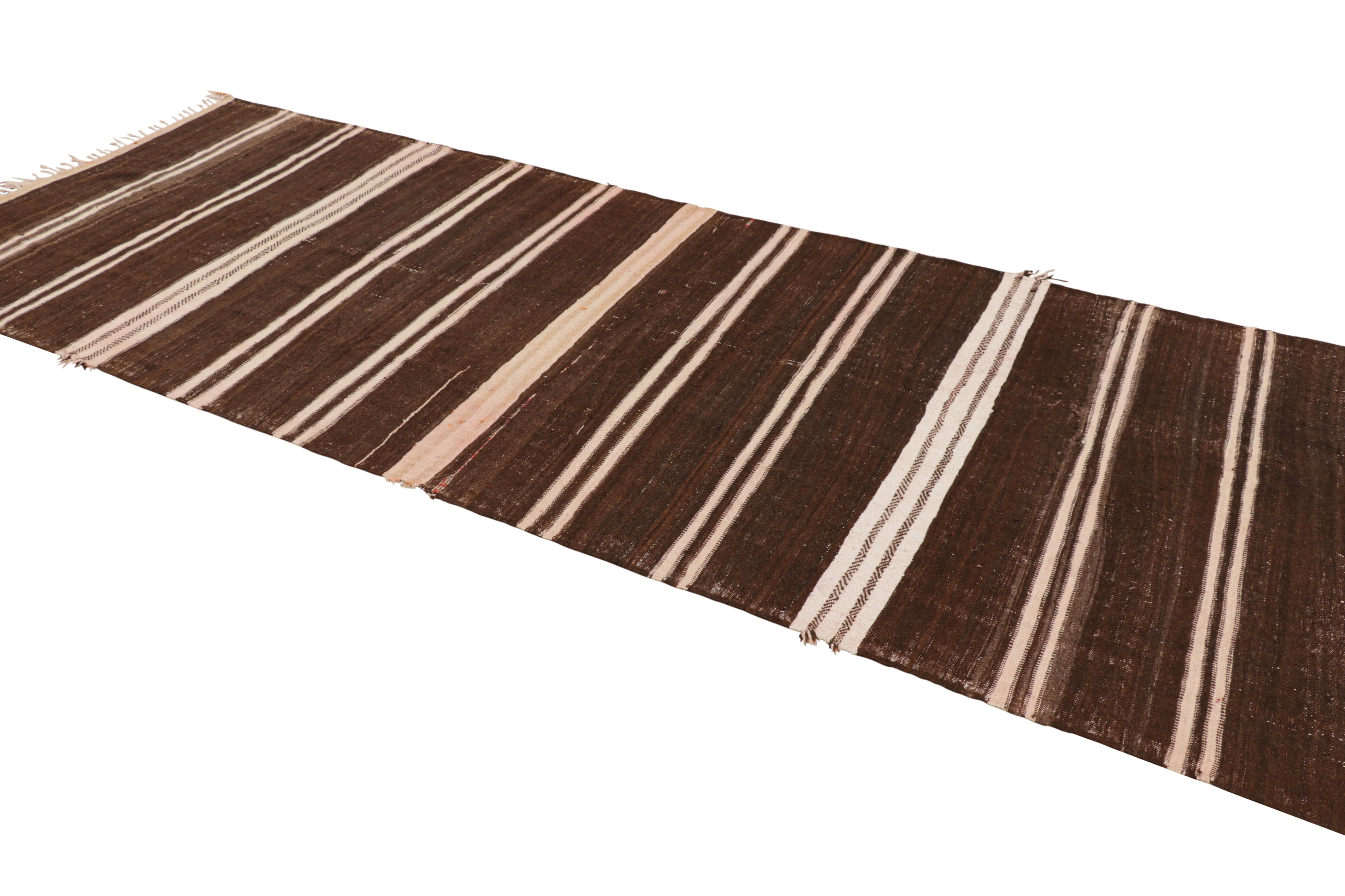 Marokkanischer Kilim-Läufer mit beige-braunen Streifen, von Rug & Kilim im Zustand „Gut“ im Angebot in Long Island City, NY