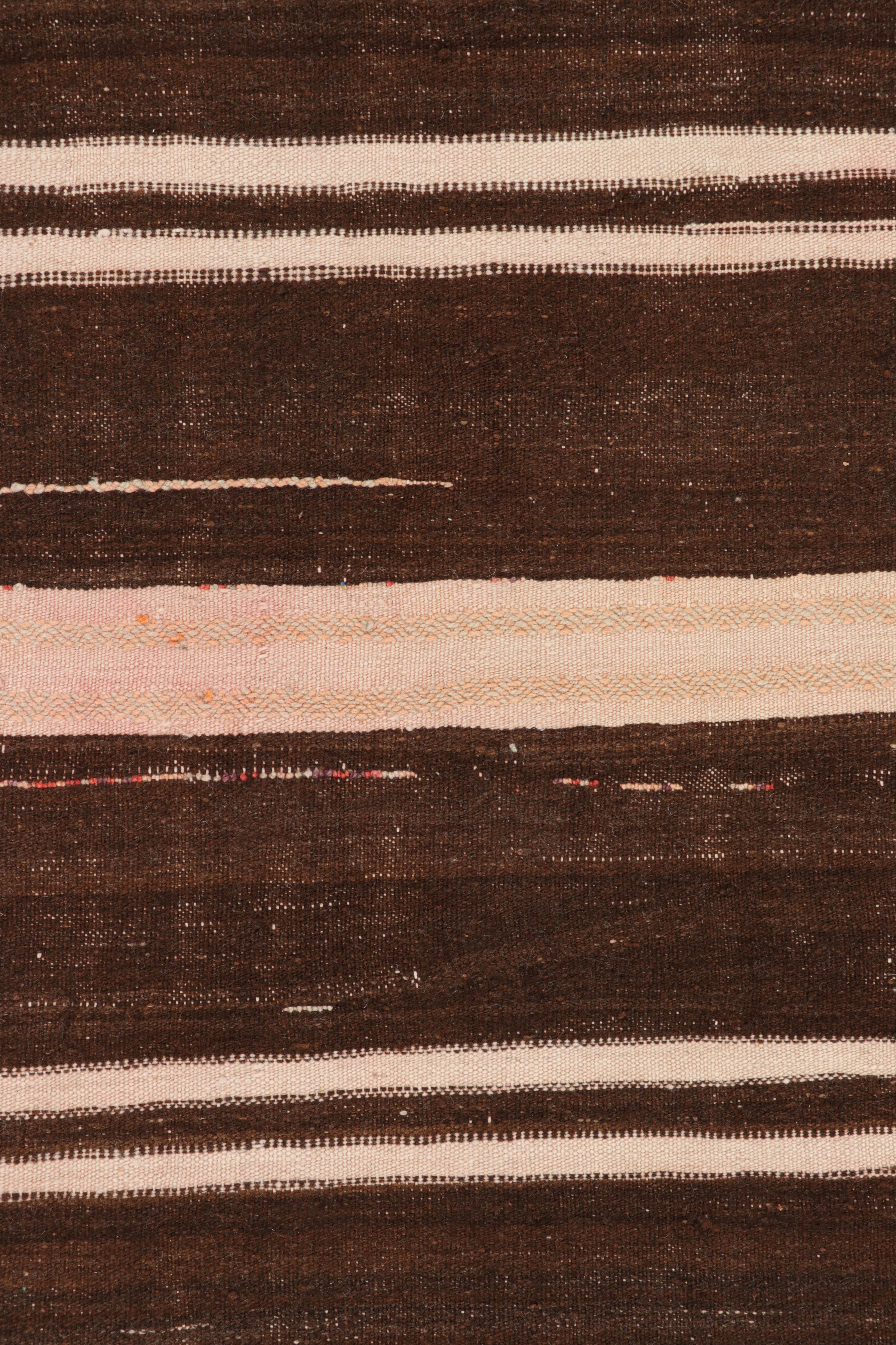 Marokkanischer Kilim-Läufer mit beige-braunen Streifen, von Rug & Kilim (Mitte des 20. Jahrhunderts) im Angebot